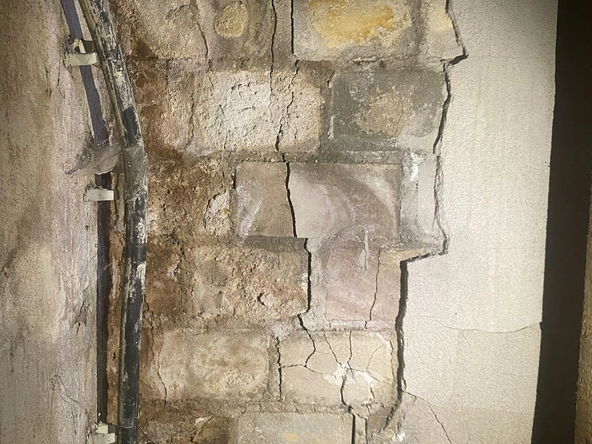 Riss in der Wand. Wegen des Risses wurde der Laden von Eyice İdris vorübergehend geschlossen.