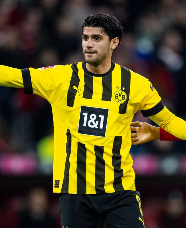 Mahmoud Dahoud gestikuliert in einem Spiel von Borussia Dortmund.