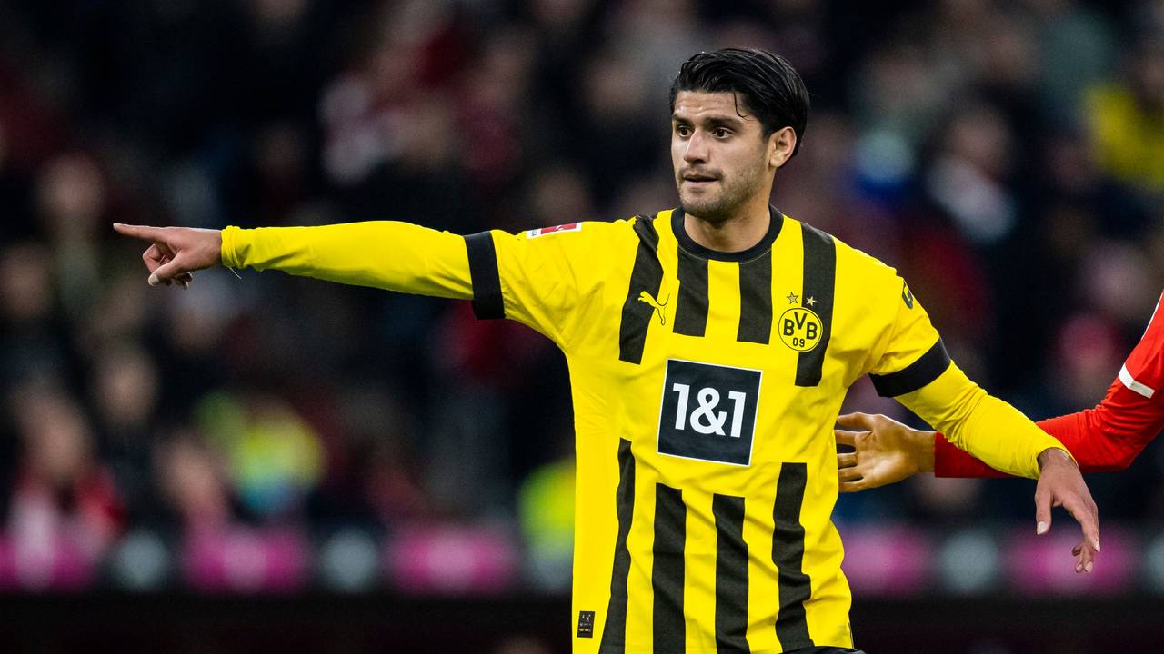 Mahmoud Dahoud gestikuliert in einem Spiel von Borussia Dortmund.