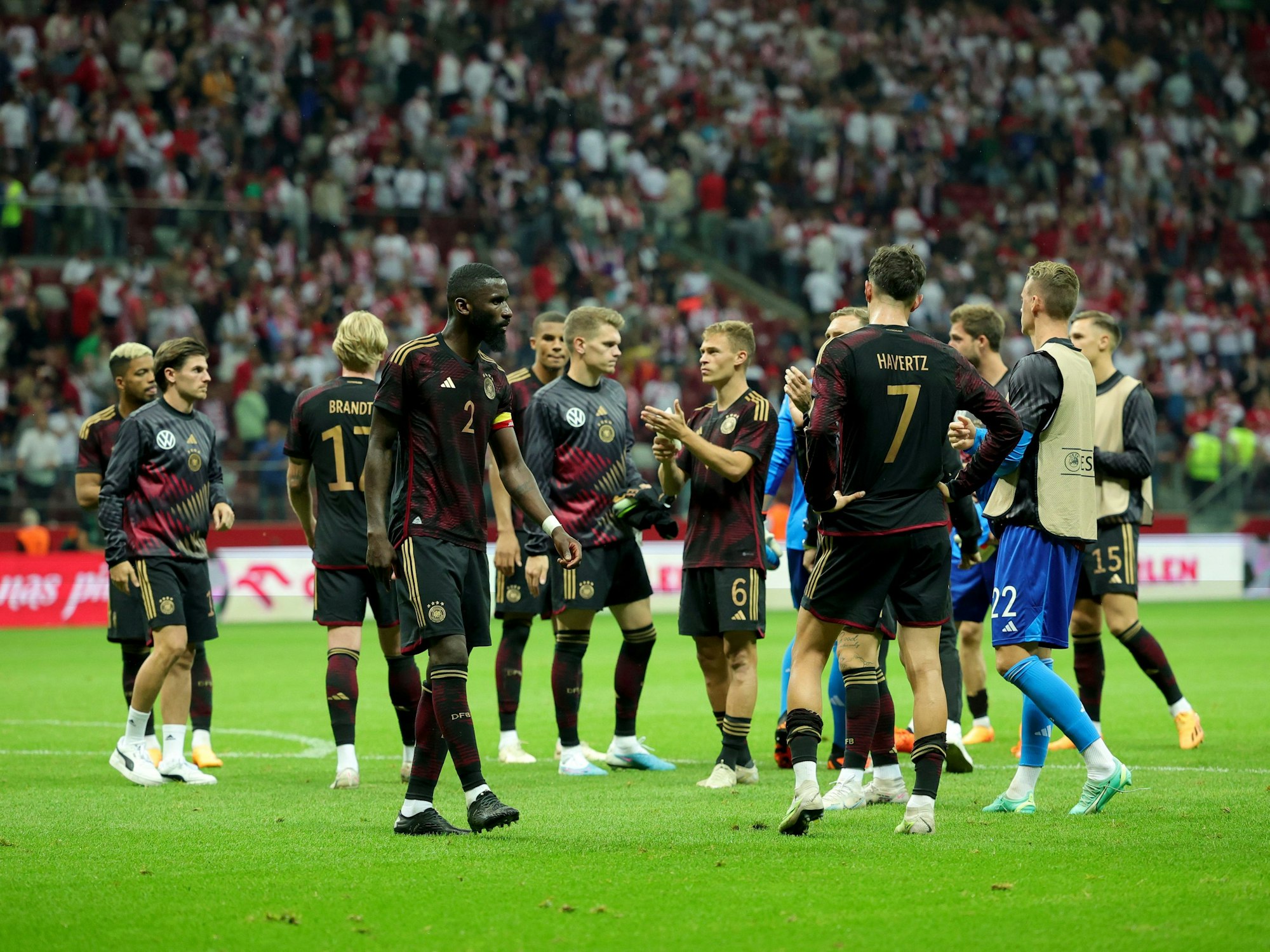Deutschlands Spieler reagieren nach dem Spiel.