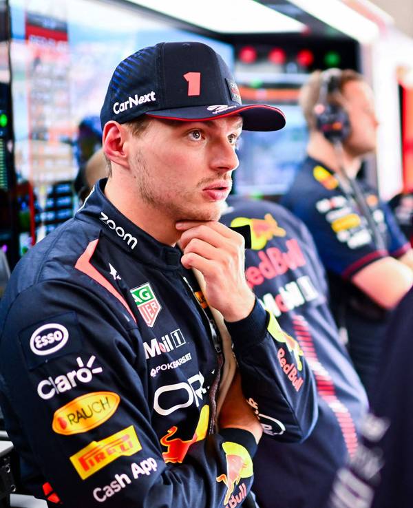 Max Verstappen unterhält sich in der Box.