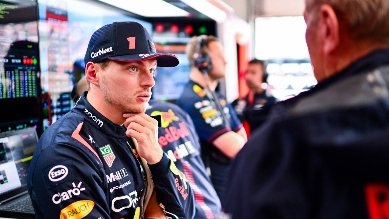 Max Verstappen unterhält sich in der Box.