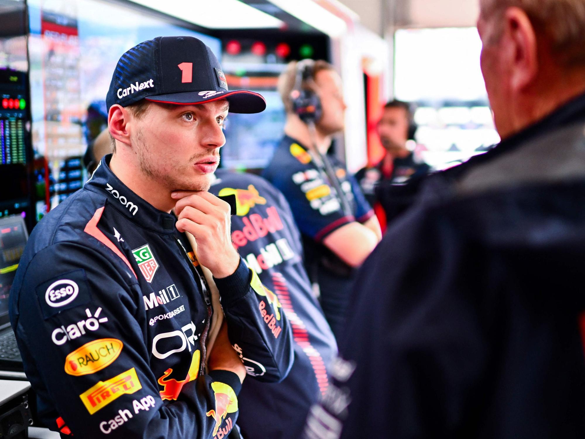 Max Verstappen unterhält sich in der Box.
