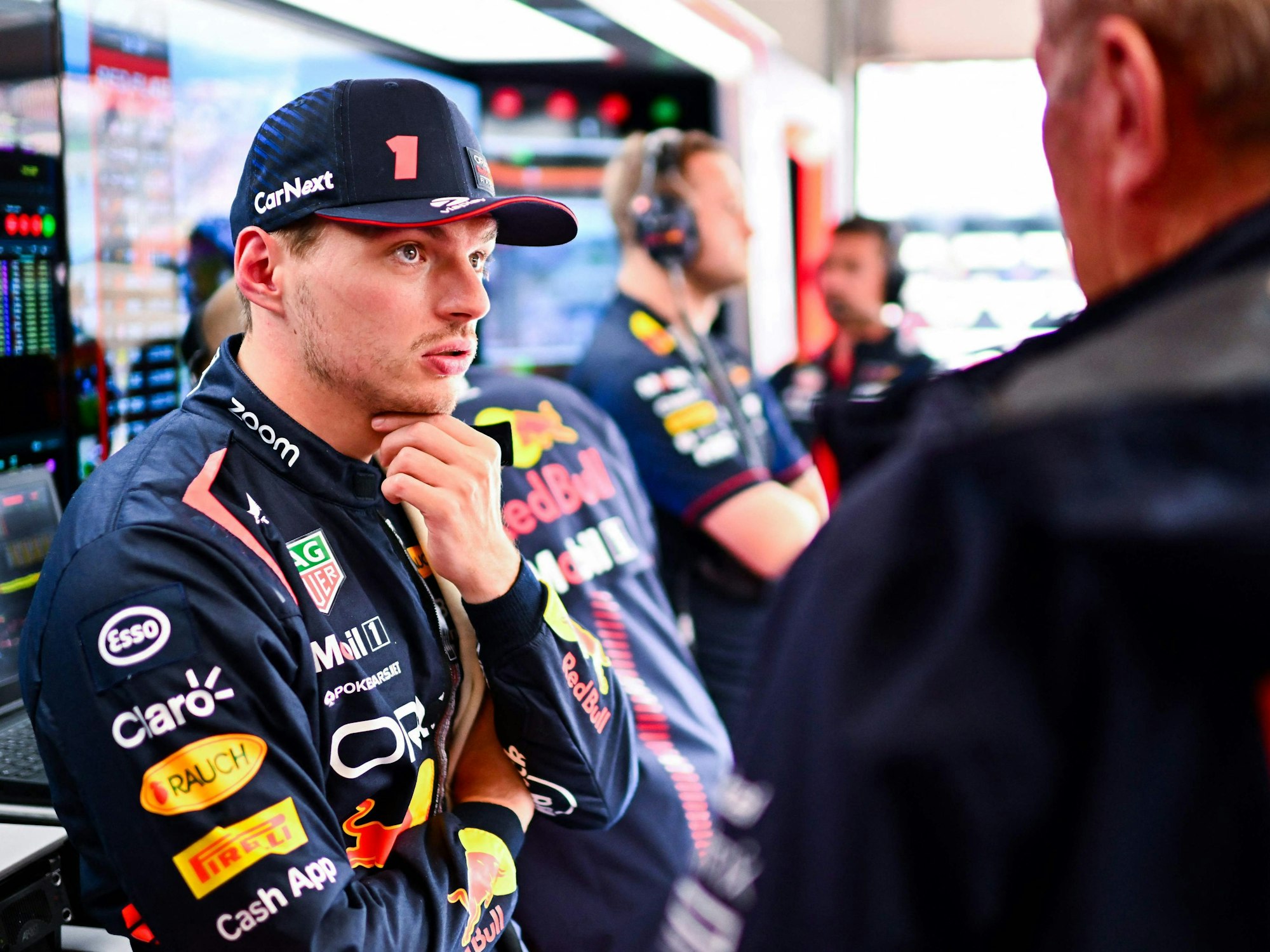 Max Verstappen unterhält sich in der Box.