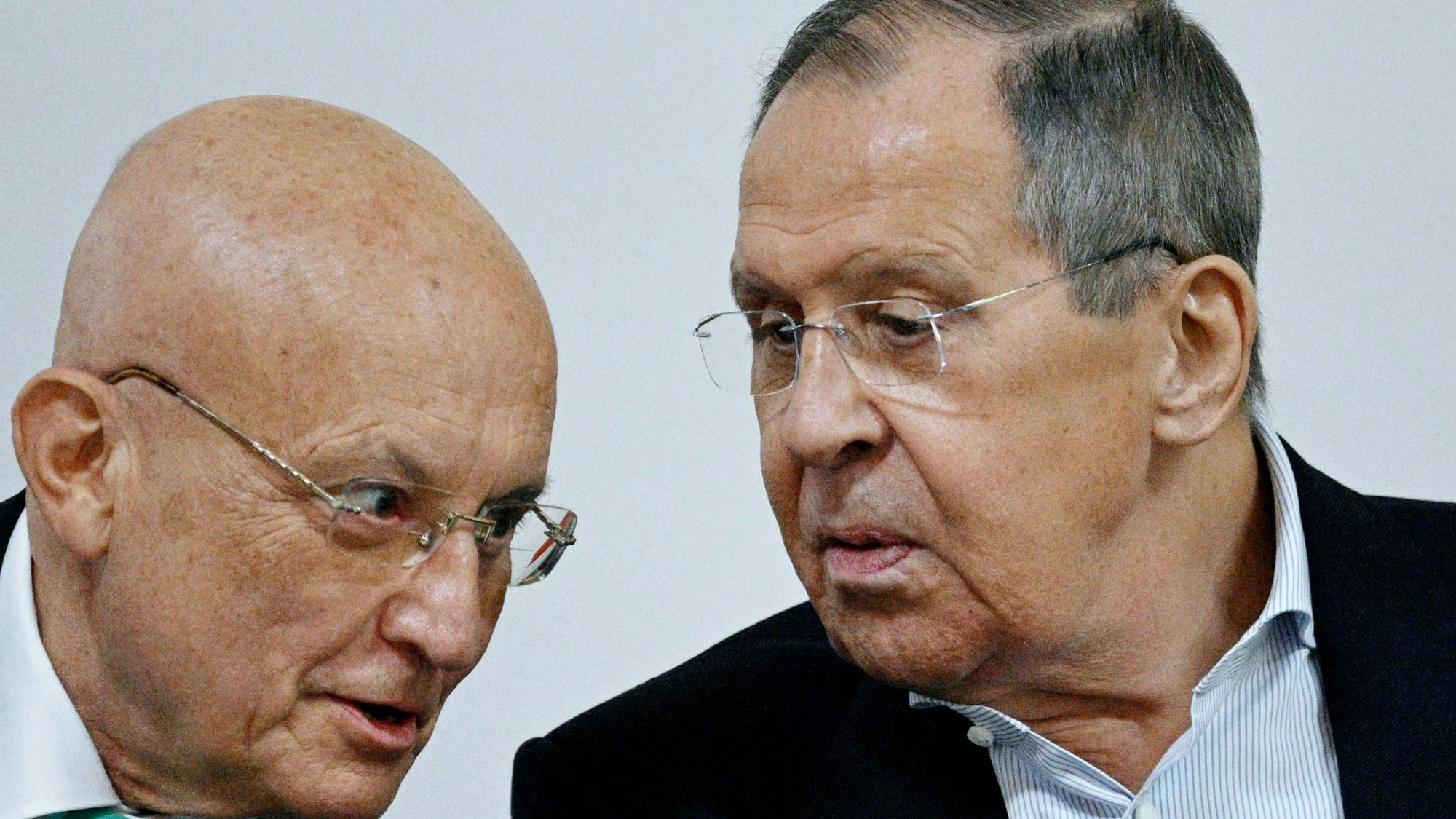 Sergej Karaganow zusammen mit dem russischen Außenminister Sergej Lawrow bei einer Sitzung.