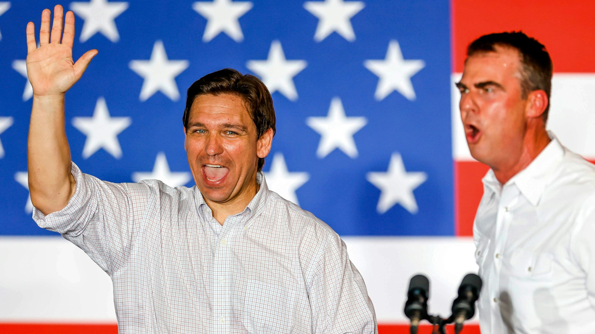 Ron DeSantis (l), Gouverneur von Florida und Präsidentschaftskandidat der Republikaner, winkt der Menge neben Kevin Stitt, Gouverneur von Oklahoma, bei einer Veranstaltung des Never Back Down PAC in Tulsa, Oklahoma.