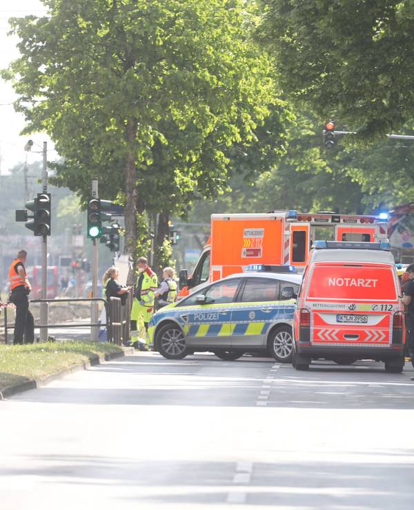 Polizei und Rettungskräfte bei einem schweren Unfall in Köln an der Unfallstelle.