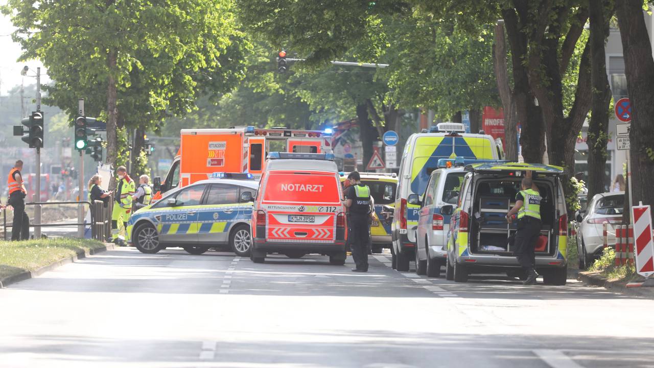Polizei und Rettungskräfte bei einem schweren Unfall in Köln an der Unfallstelle.