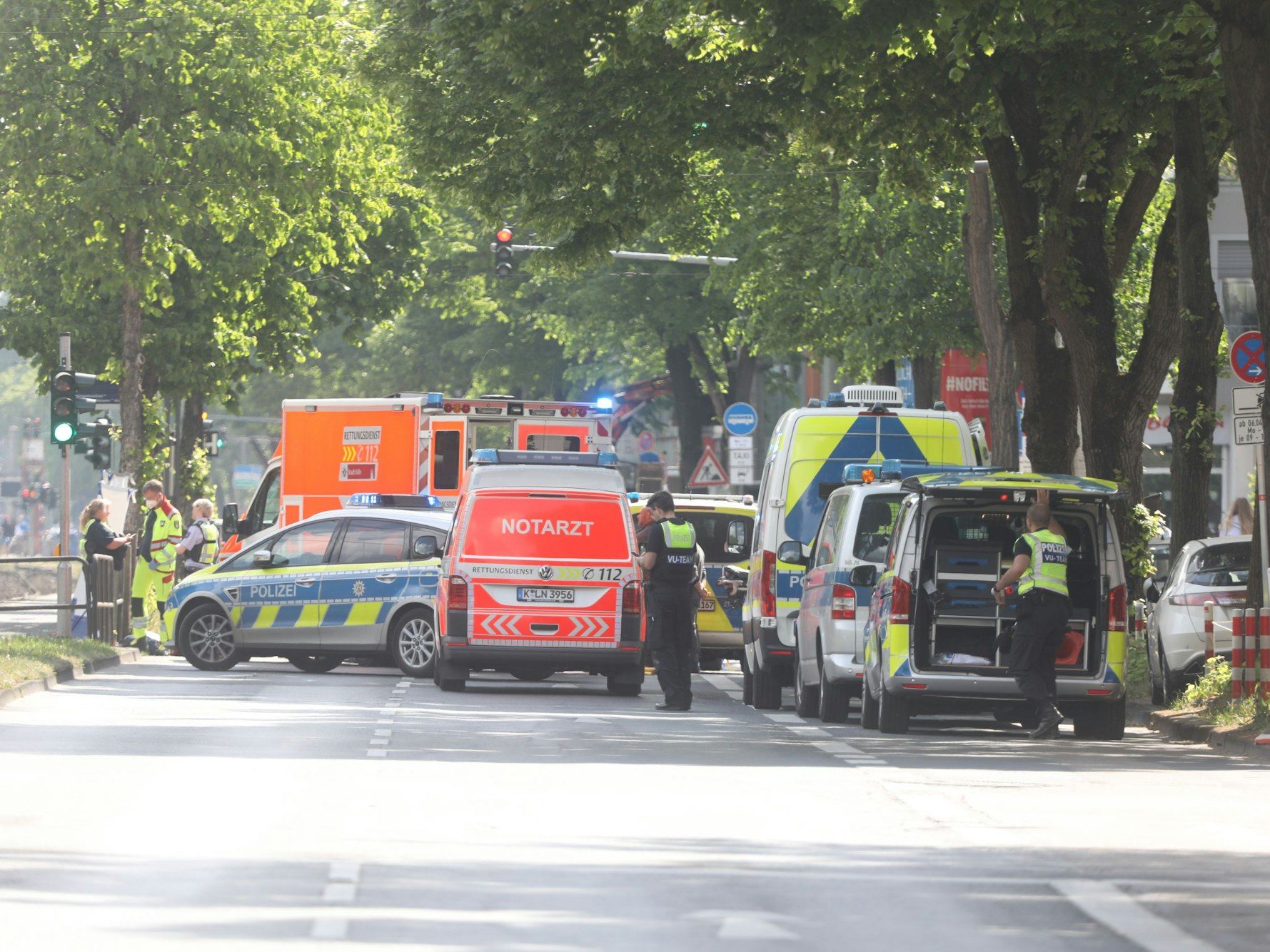 Polizei und Rettungskräfte bei einem schweren Unfall in Köln an der Unfallstelle.