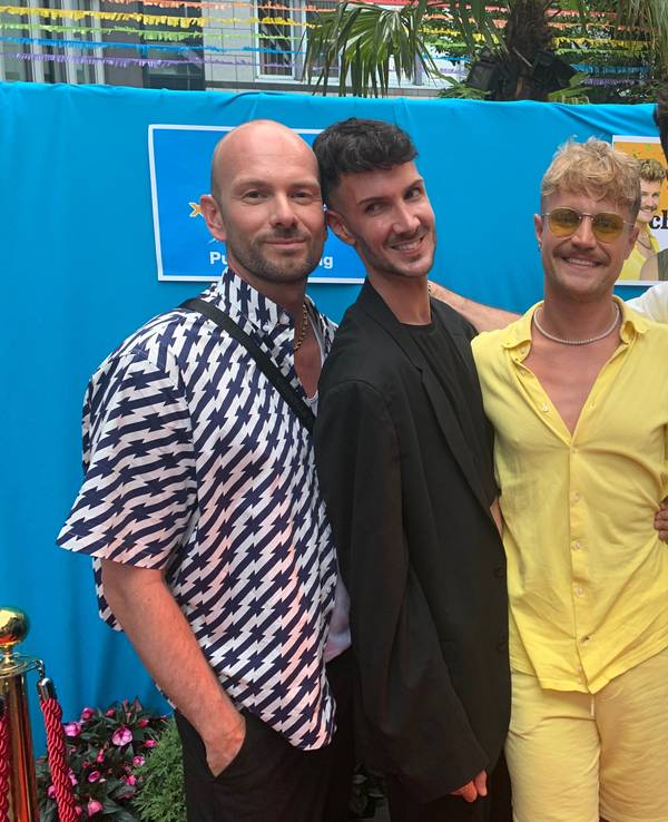 Die „Charming Boys“-Kandidaten Kevin Schäfer (2. v.l.) und Aaron Königs (2. v.r.) mit Ex-Charming-Teilnehmer Arne und Prince Alexander Schäfer.