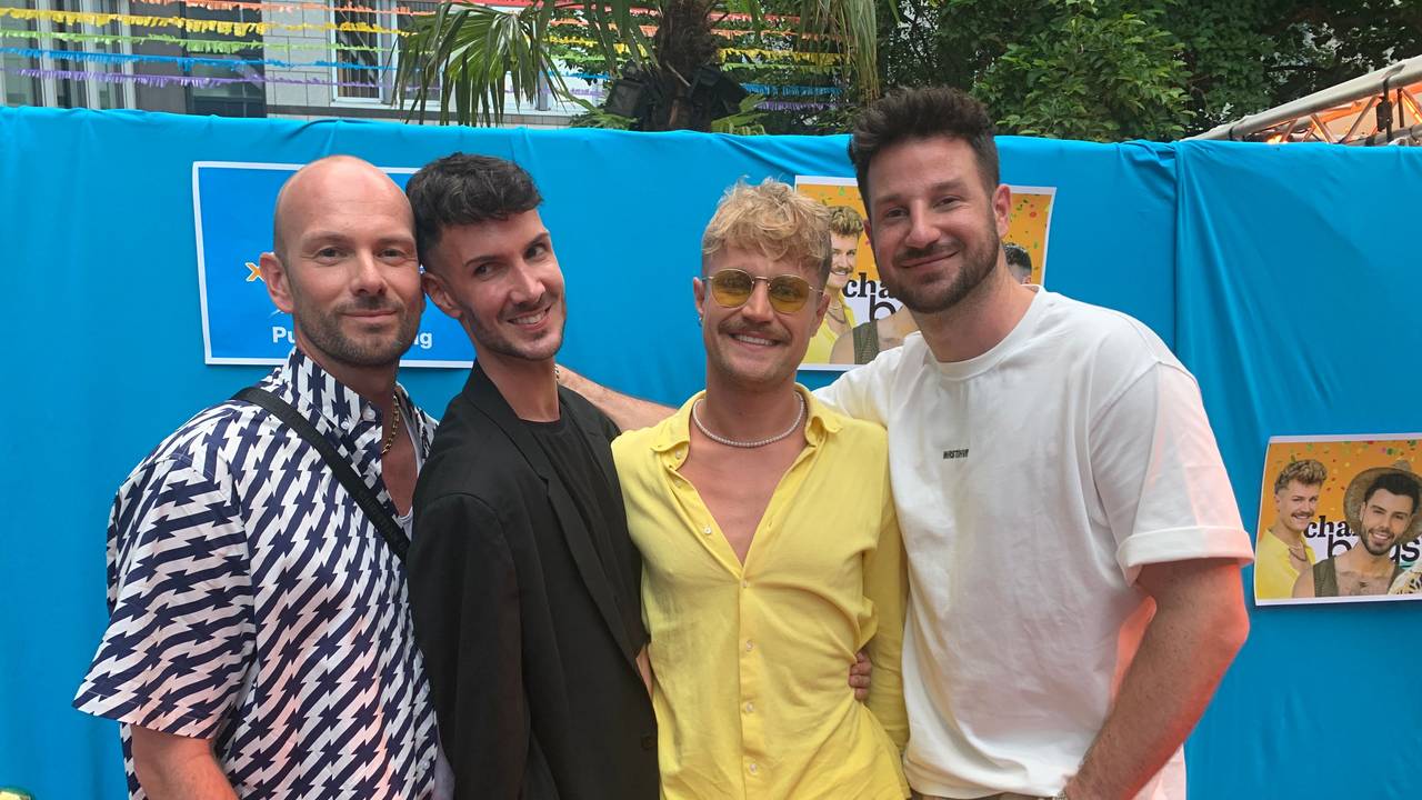 Die „Charming Boys“-Kandidaten Kevin Schäfer (2. v.l.) und Aaron Königs (2. v.r.) mit Ex-Charming-Teilnehmer Arne und Prince Alexander Schäfer.