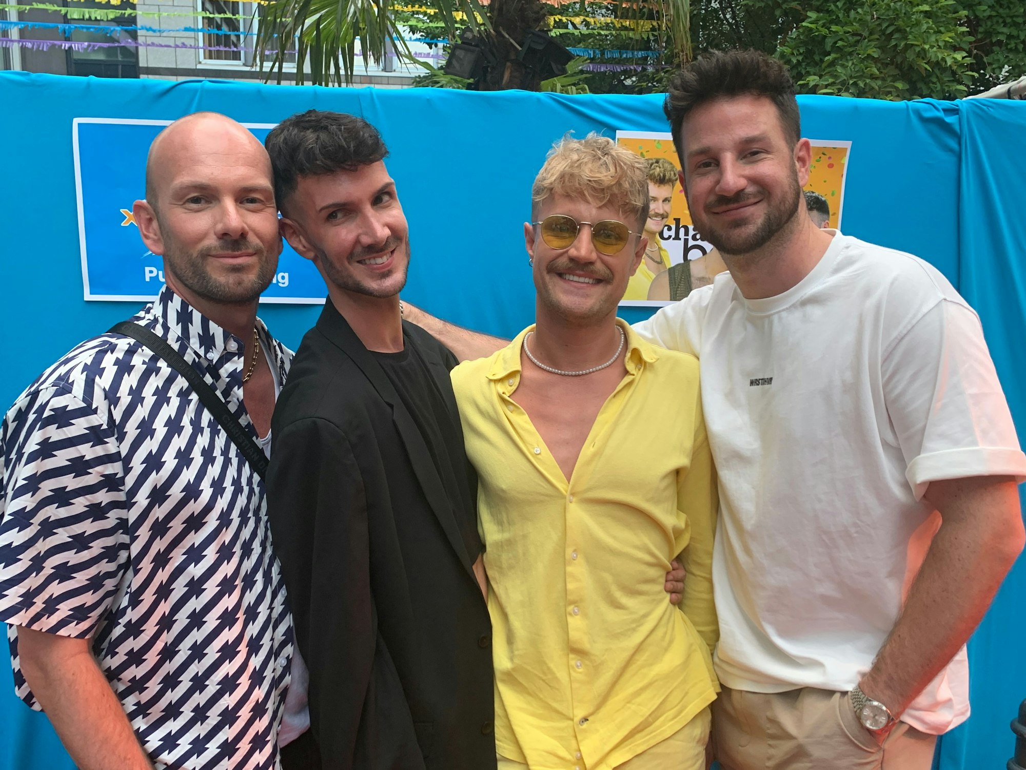 Die „Charming Boys“-Kandidaten Kevin Schäfer (2. v.l.) und Aaron Königs (2. v.r.) mit Ex-Charming-Teilnehmer Arne und Prince Alexander Schäfer.
