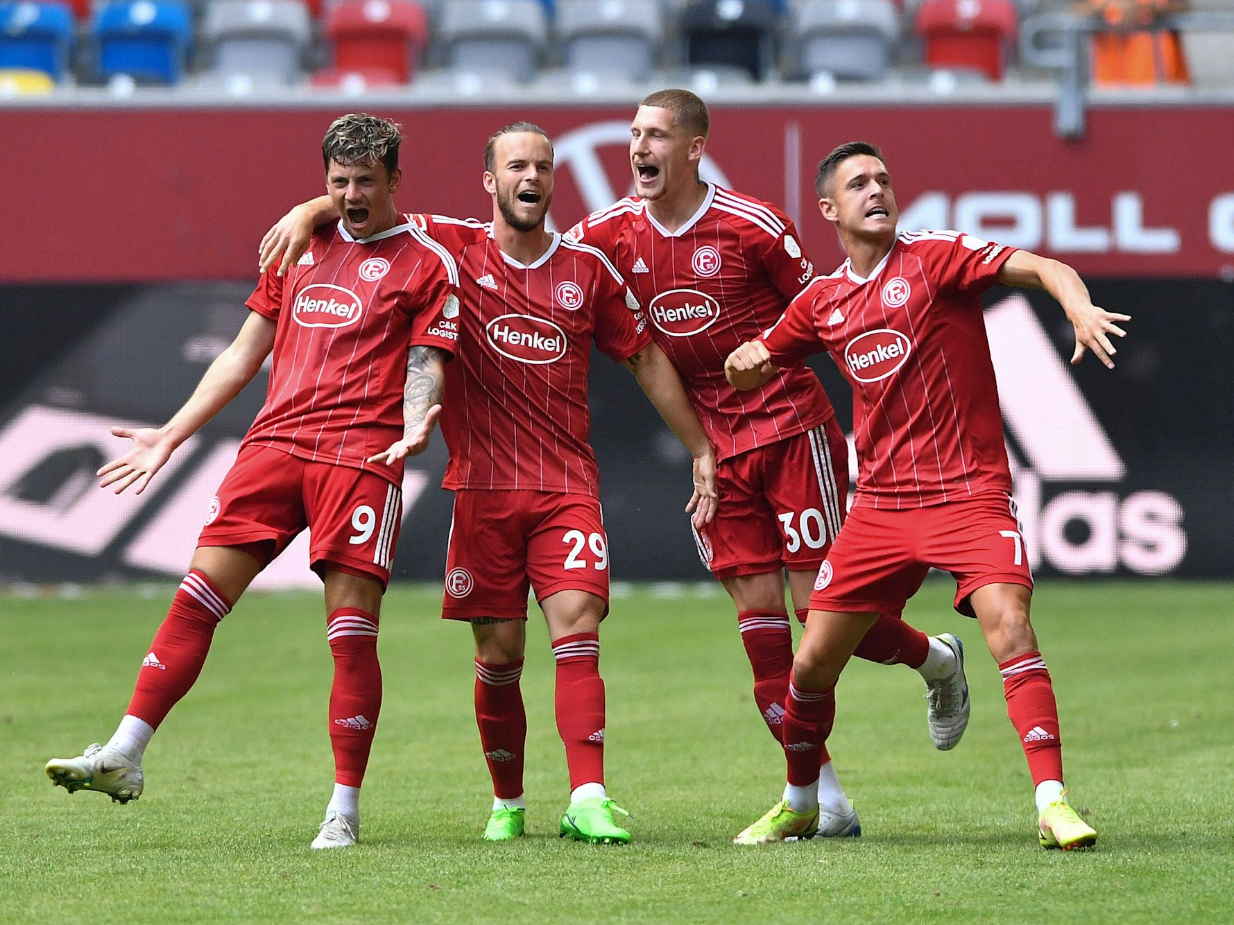 Dawid Kownacki, Jorrit Hendrix, Jordy de Wijs und Kristoffer Peterson jubeln im Spiel gegen Greuther Fürth.