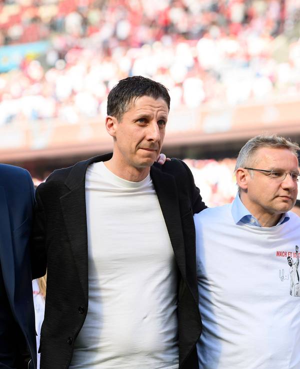 Thomas Kessler, Christian Keller und Eckhard Sauren stehen Arm in Arm im Rhein-Energie-Stadion.