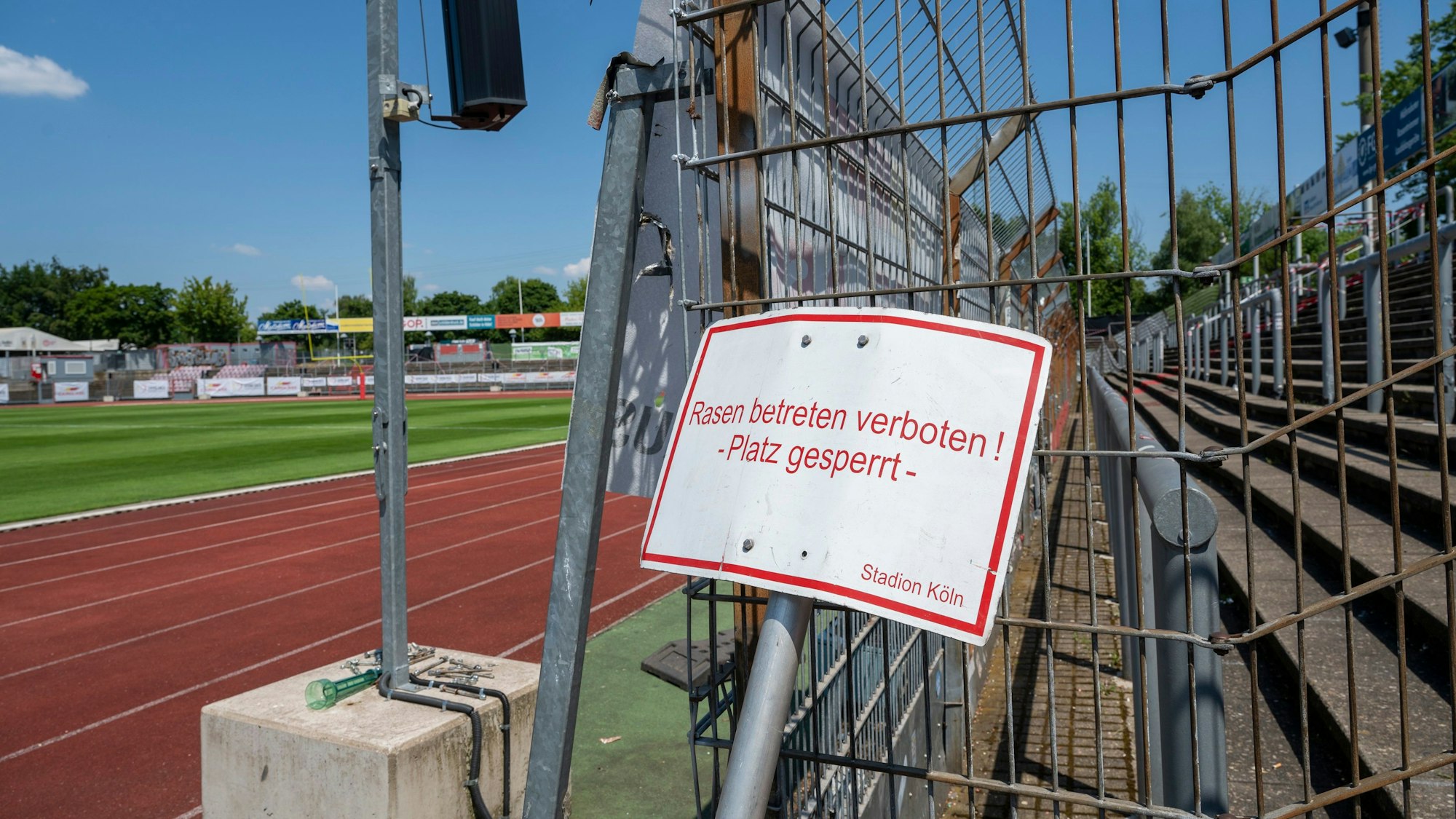 Blick vom Eingangstor ins Südstadion, der Heimspielstätte von Fortuna Köln.