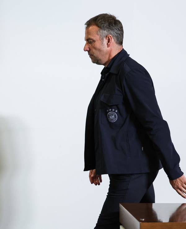 Bundestrainer Hansi Flick verlässt die Pressekonferenz nach dem Länderspiel Polen gegen Deutschland.