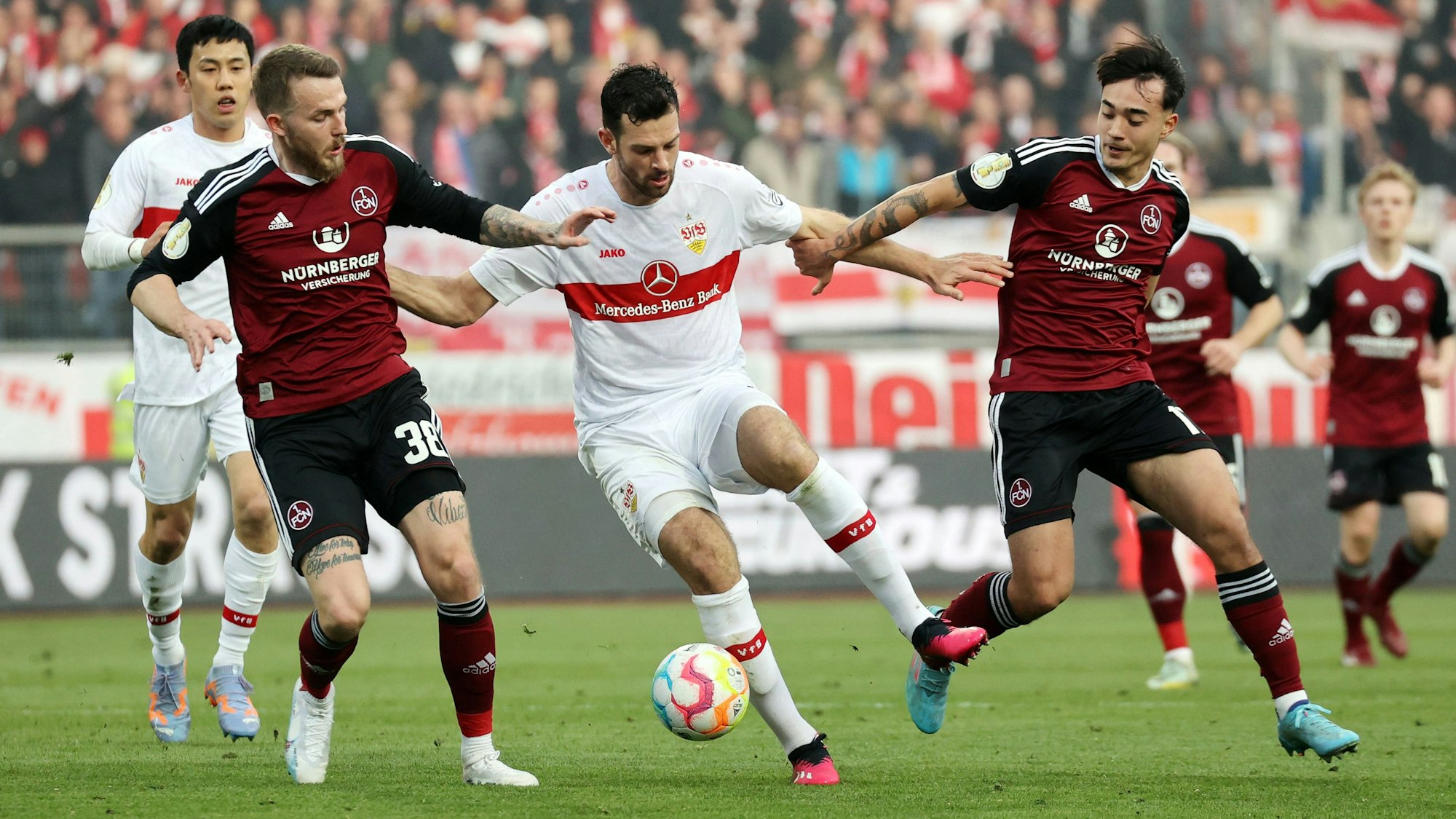 Jens Castrop und Jannes Horn kämpfen gegen Luca Pfeiffer um den Ball.