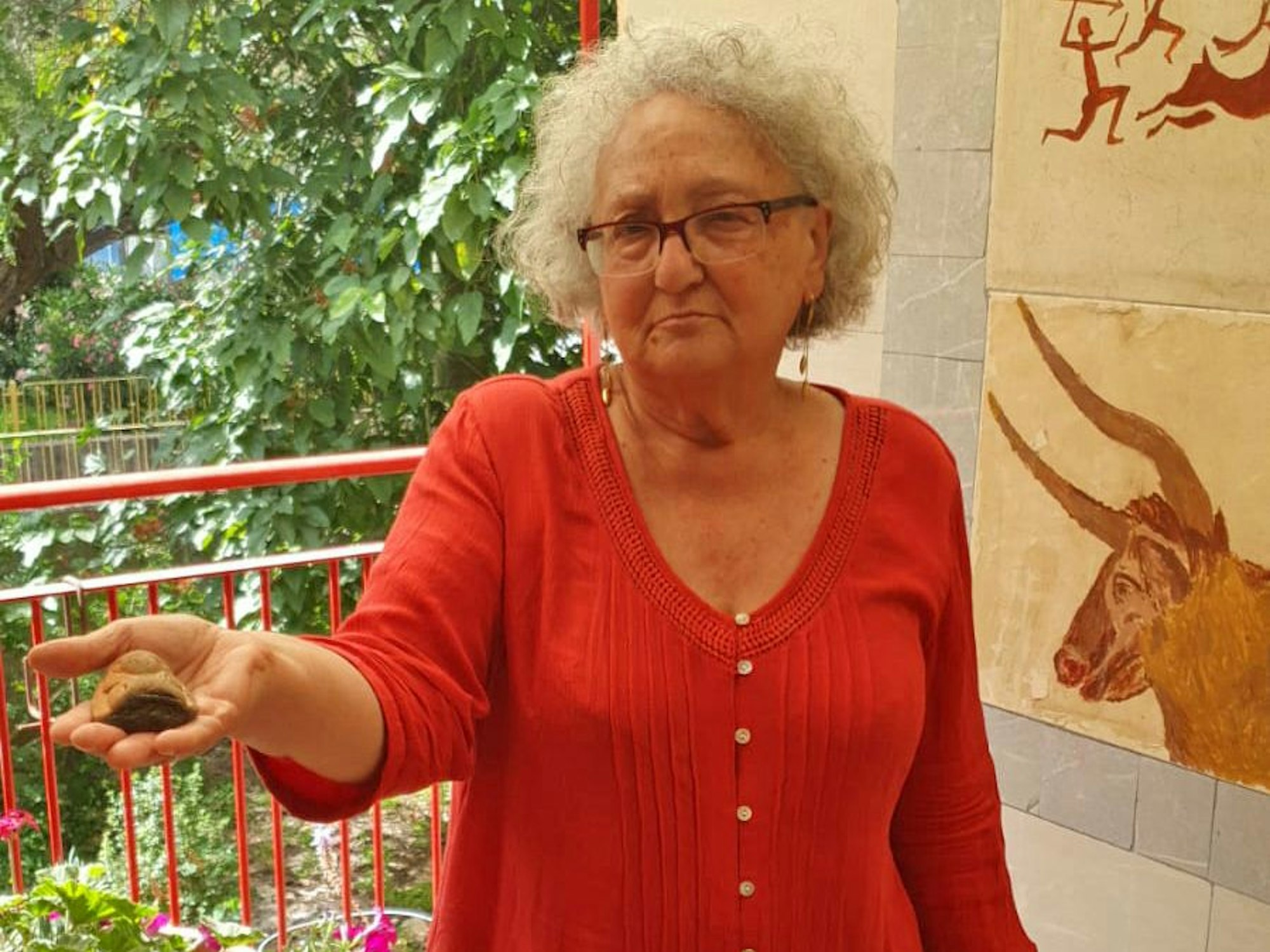 Das Foto zeigt Lydia Marner, die bei einem Spaziergang am Strand von Palmachim im Süden Israels eine 3000 Jahre alte Statuette fand.