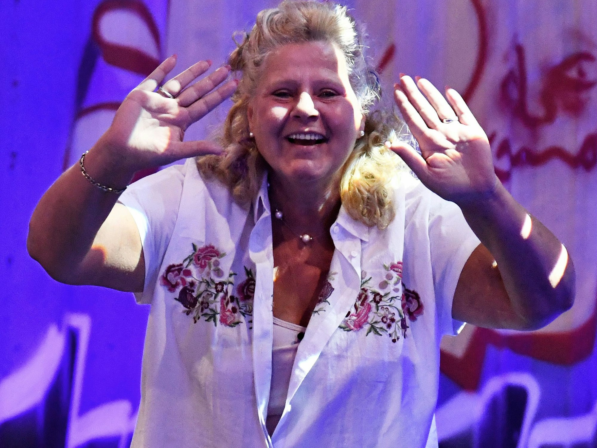 Silvia Wollny hat die Hände nach oben gehoben.