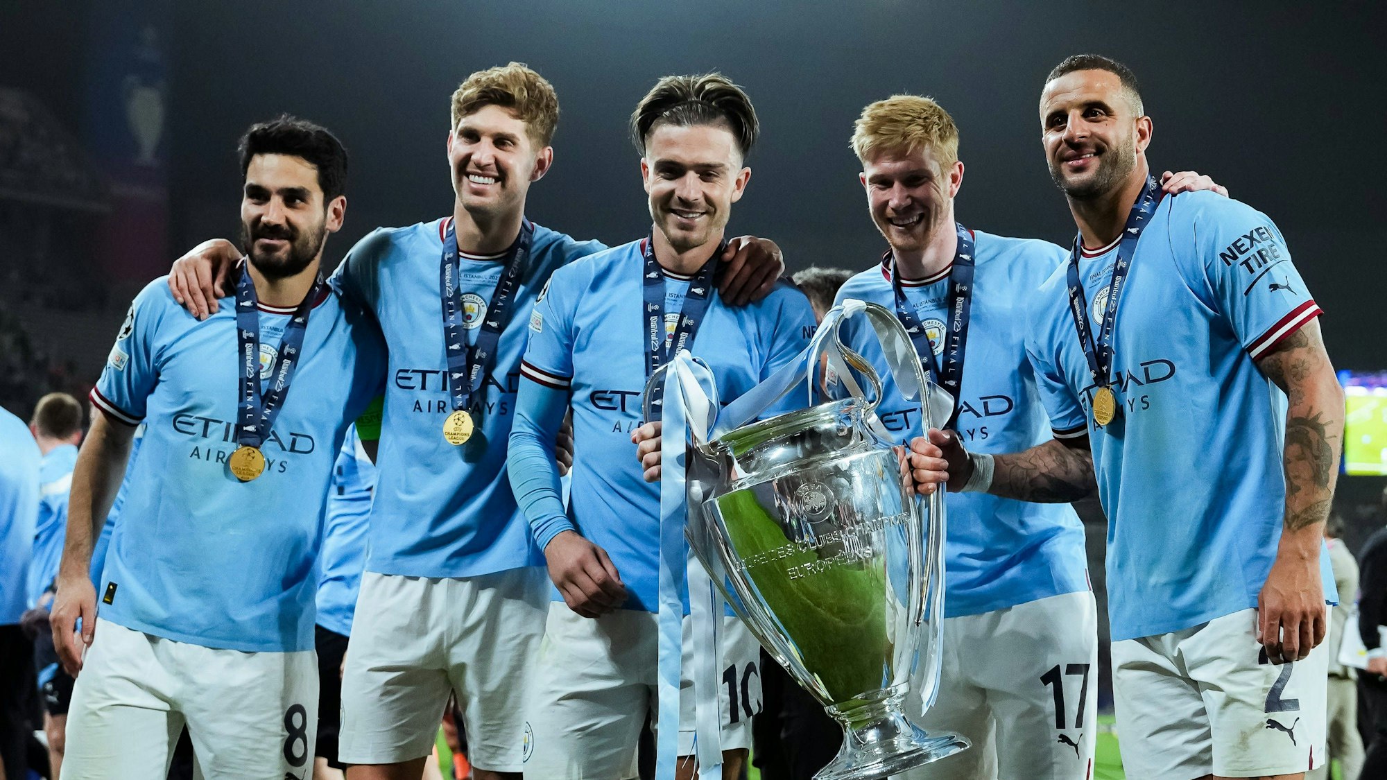 Ilkay Gündogan, John Stones, Jack Grealish, Kevin De Bruyne und Kyle Walker mit der Champions-League-Trophäe.
