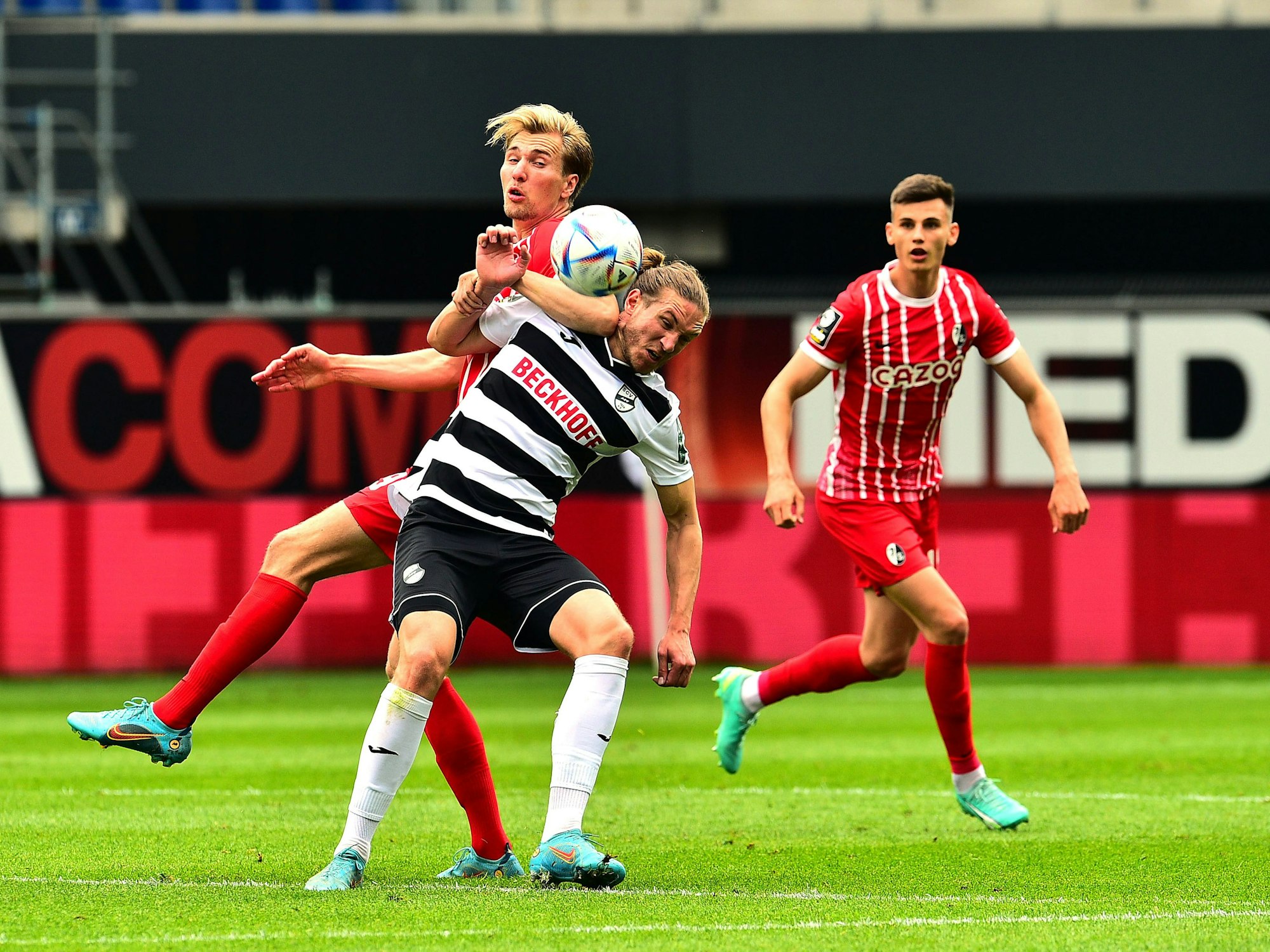 Freiburgs Vincent Vermeij im Zweikampf mit Verls Vinko Sapina, rechts Yannik Engelhardt.