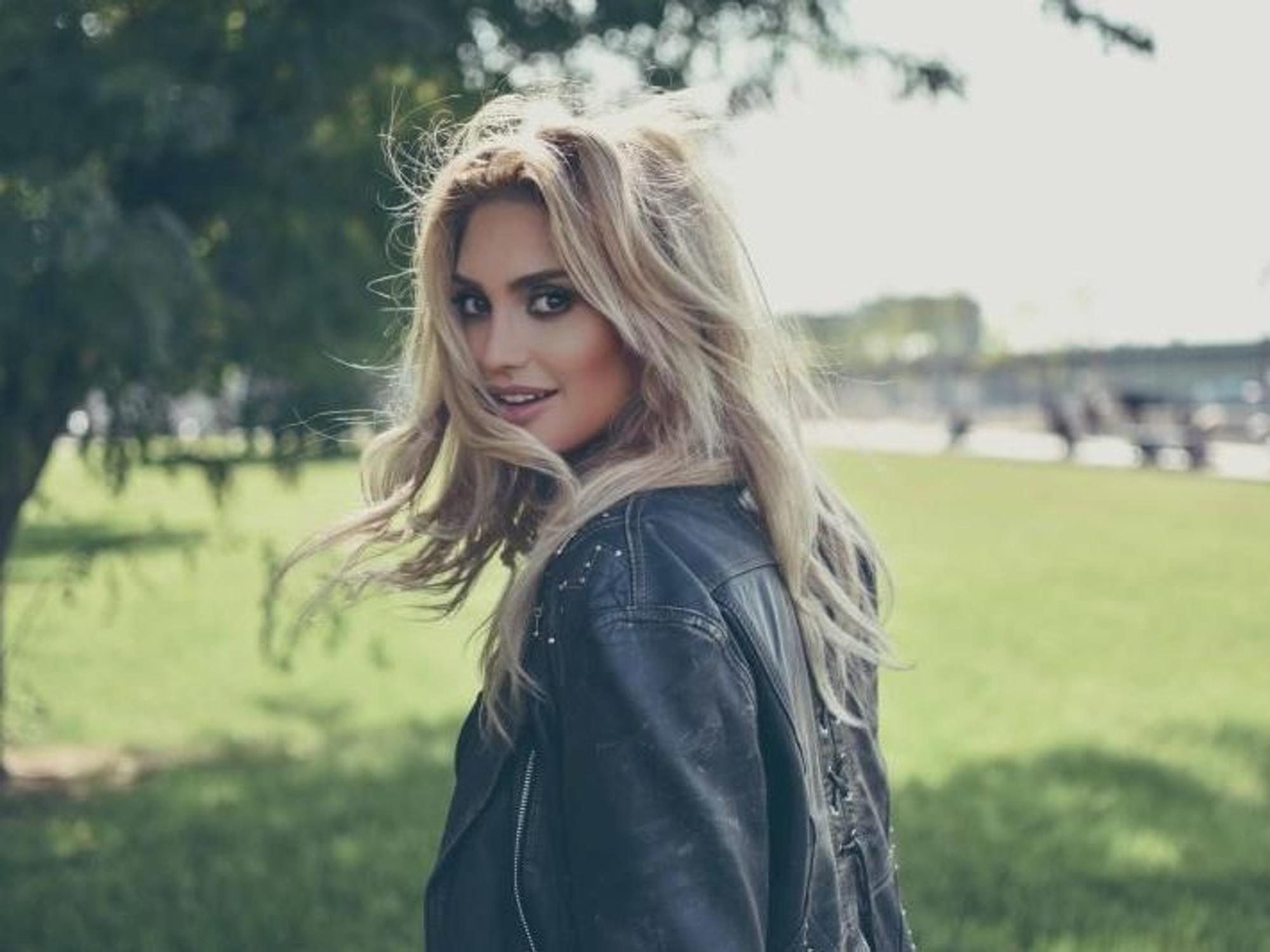 Die Sängerin Blondie Einstein am Kölner Rheinufer.