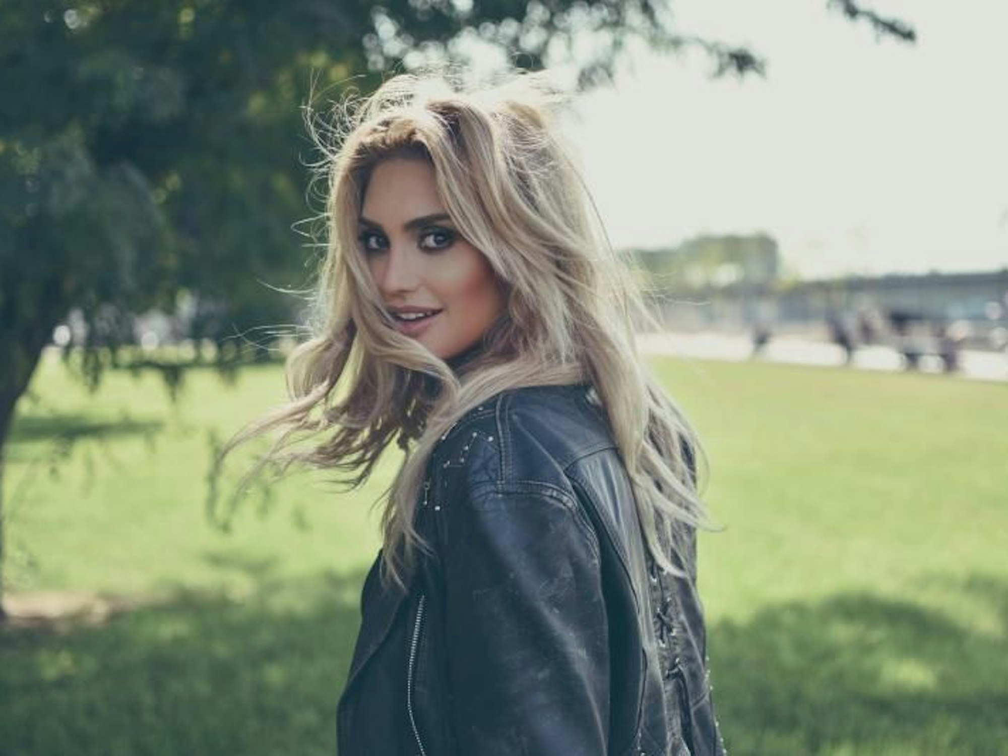 Die Sängerin Blondie Einstein am Kölner Rheinufer.