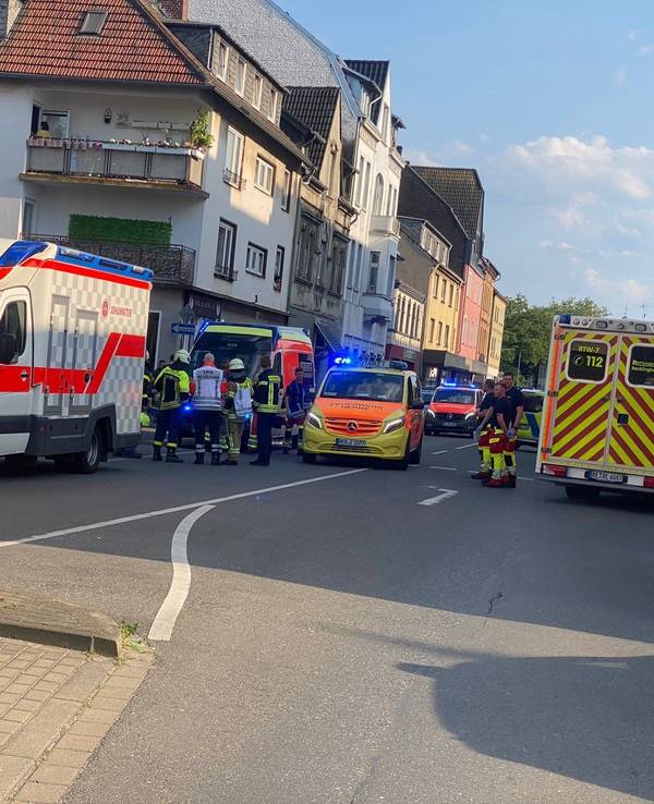 Krankenwagen stehen am Rande einer Massenschlägerei.