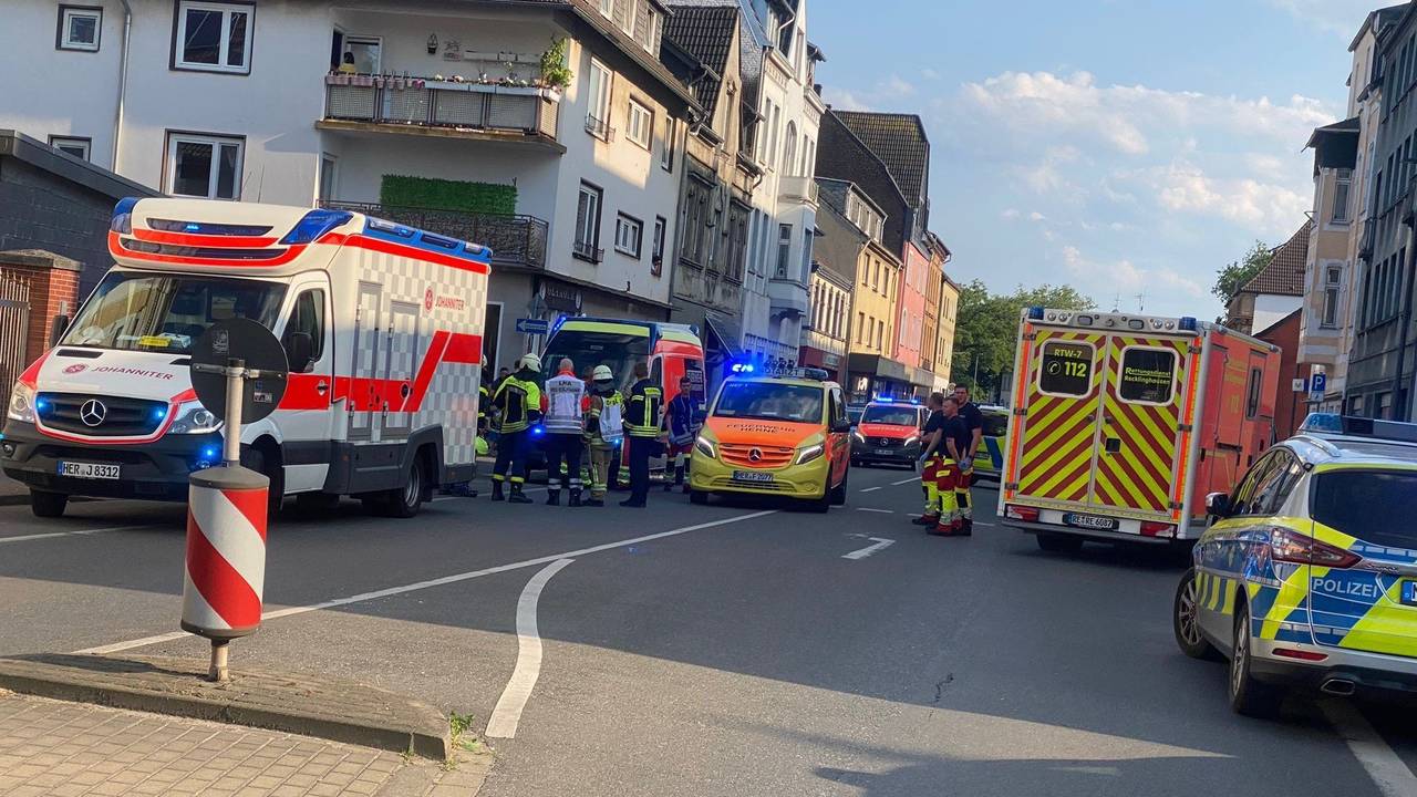 Krankenwagen stehen am Rande einer Massenschlägerei.