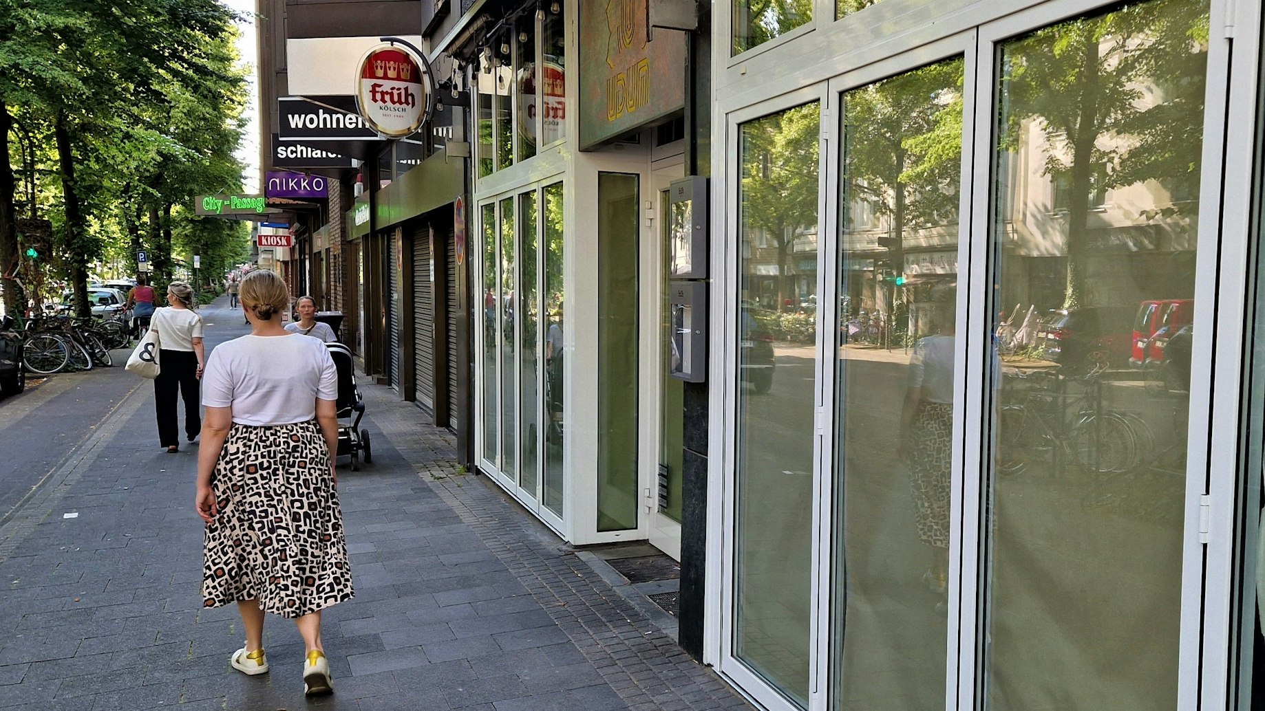 Blick auf das aktuell noch leerstehende Ladenlokal des früheren „Cotta’s“ auf der Dürener Straße in Köln-Lindenthal.