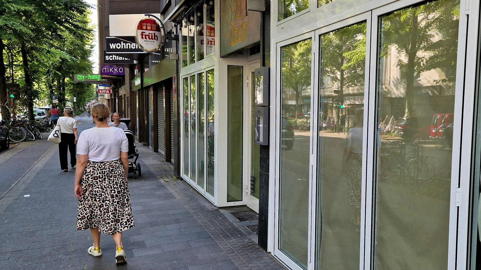 Blick auf das aktuell noch leerstehende Ladenlokal des früheren „Cotta’s“ auf der Dürener Straße in Köln-Lindenthal.