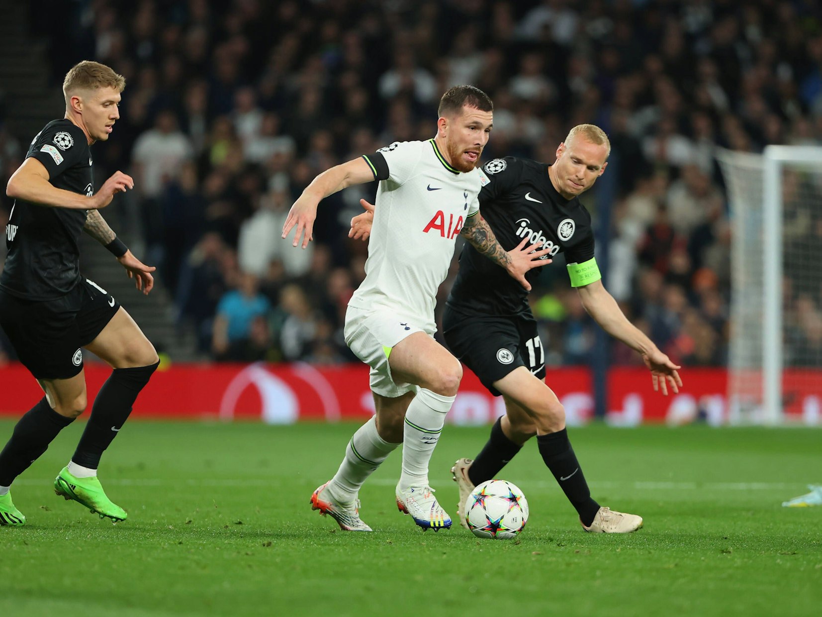 Pierre-Emil Höjbjerg behauptet im Champions League Spiel gegen Frankfurt den Ball gegen Sebastian Rode.