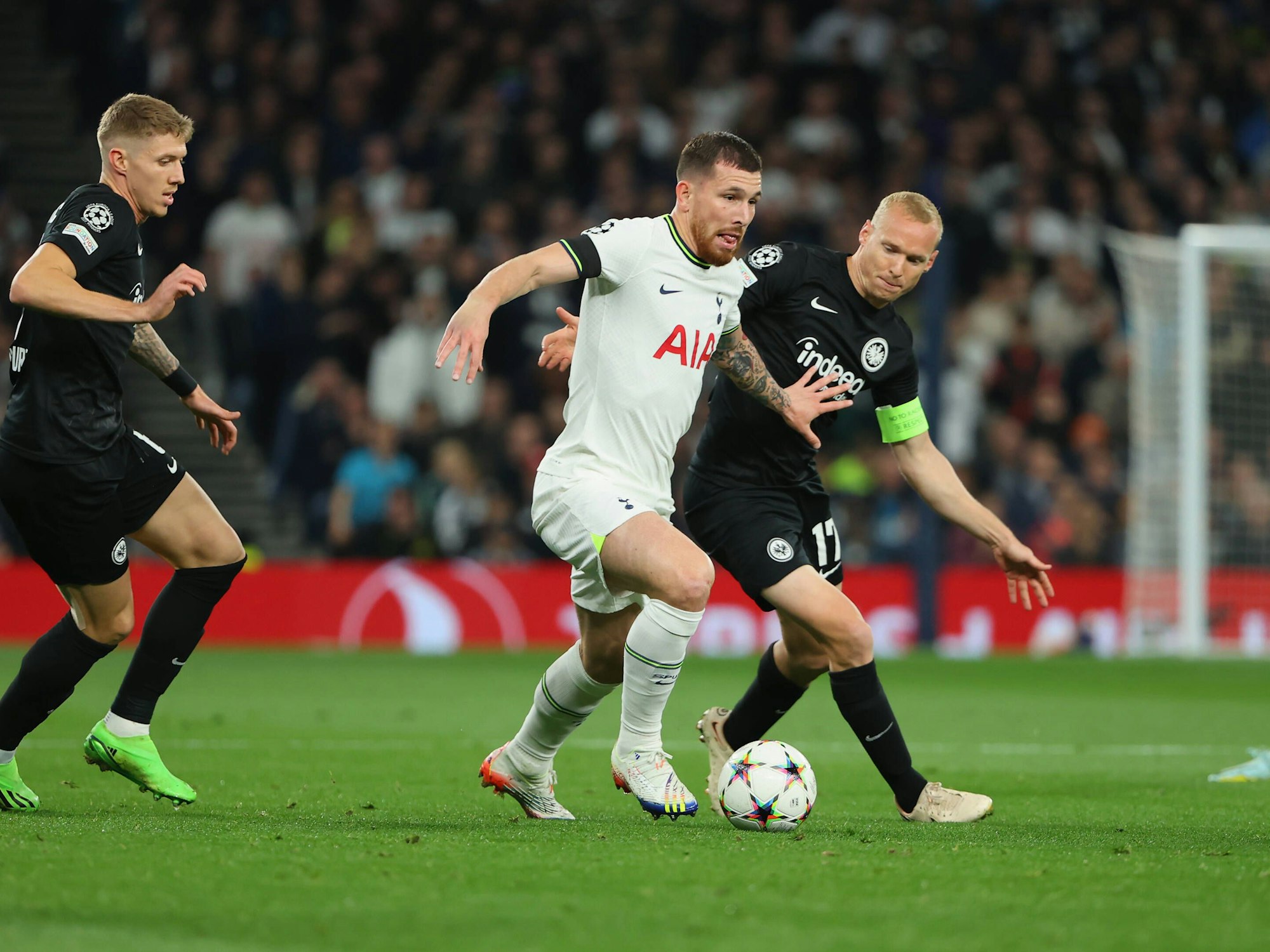 Pierre-Emil Höjbjerg behauptet im Champions League Spiel gegen Frankfurt den Ball gegen Sebastian Rode.