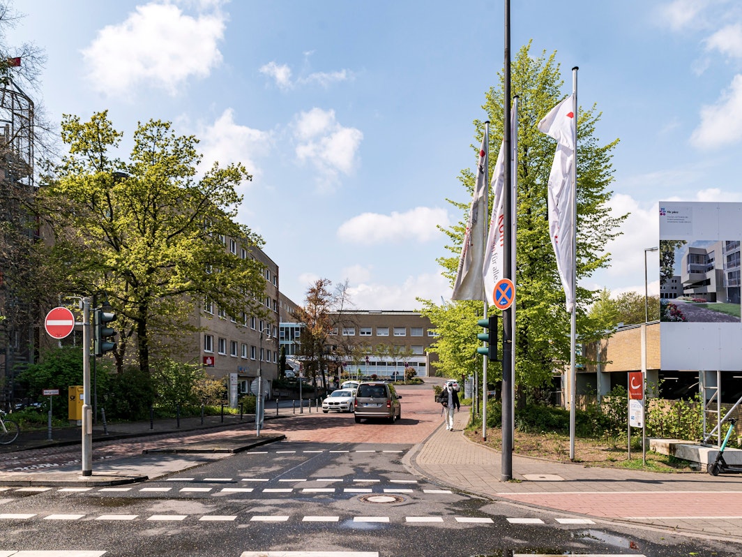 Blick auf die Einfahrt und den Haupteingang der Kinderklinik an der Amsterdamer Straße in Köln.