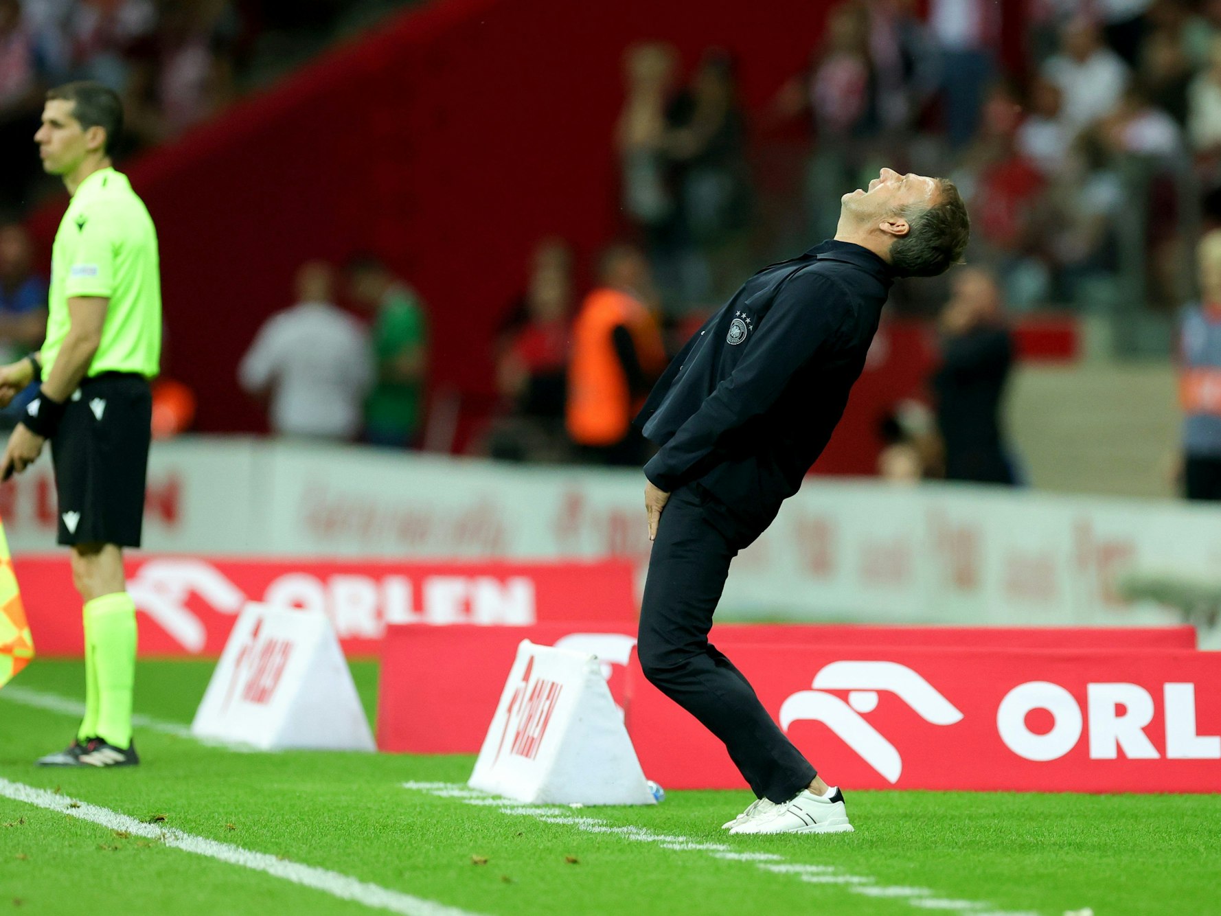 Bundestrainer Hansi Flick reagiert an der Seitenlinie.