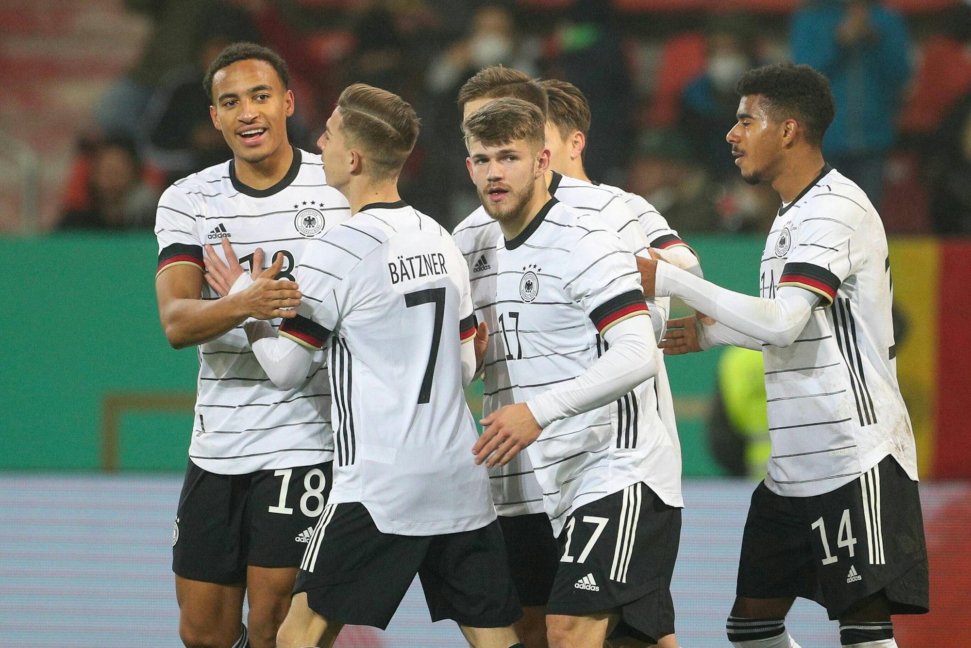 Das Team der U21-Nationalmannschaft bejubelt ein Tor von Jan Thielmann.