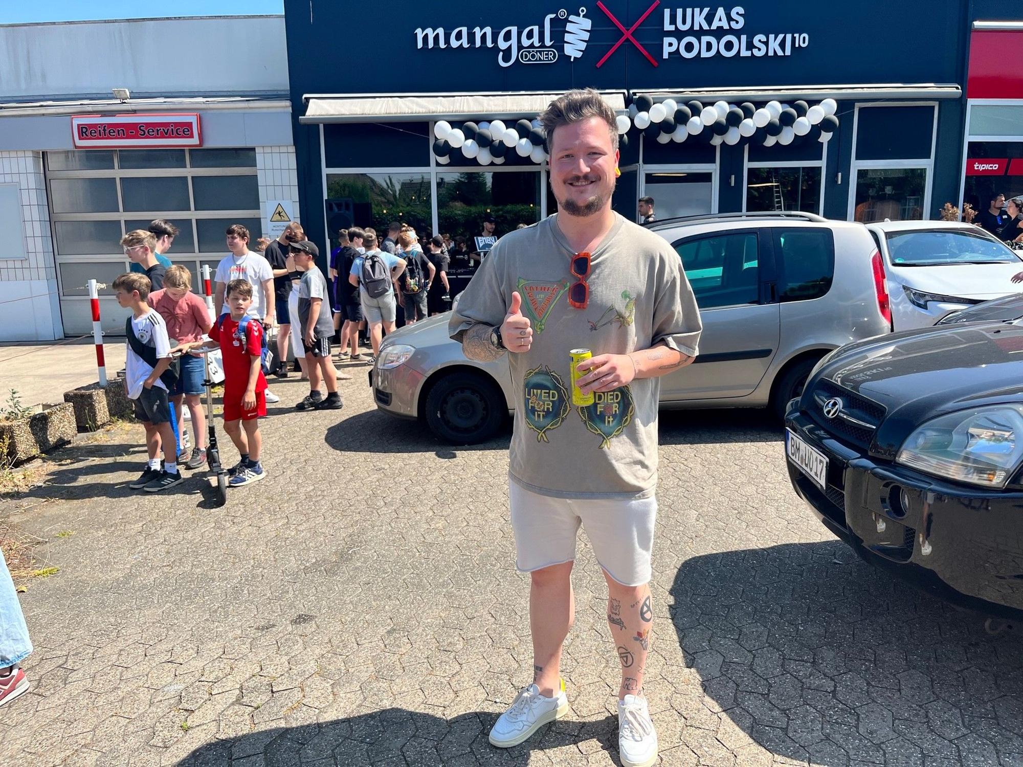 Döner-Fan Bastian bei der Eröffnung von Mangal-Döner in Pulheim-Stommeln.