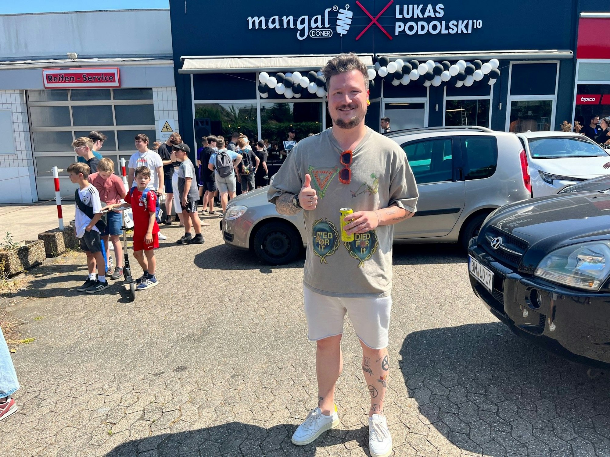 Döner-Fan Bastian bei der Eröffnung von Mangal-Döner in Pulheim-Stommeln.
