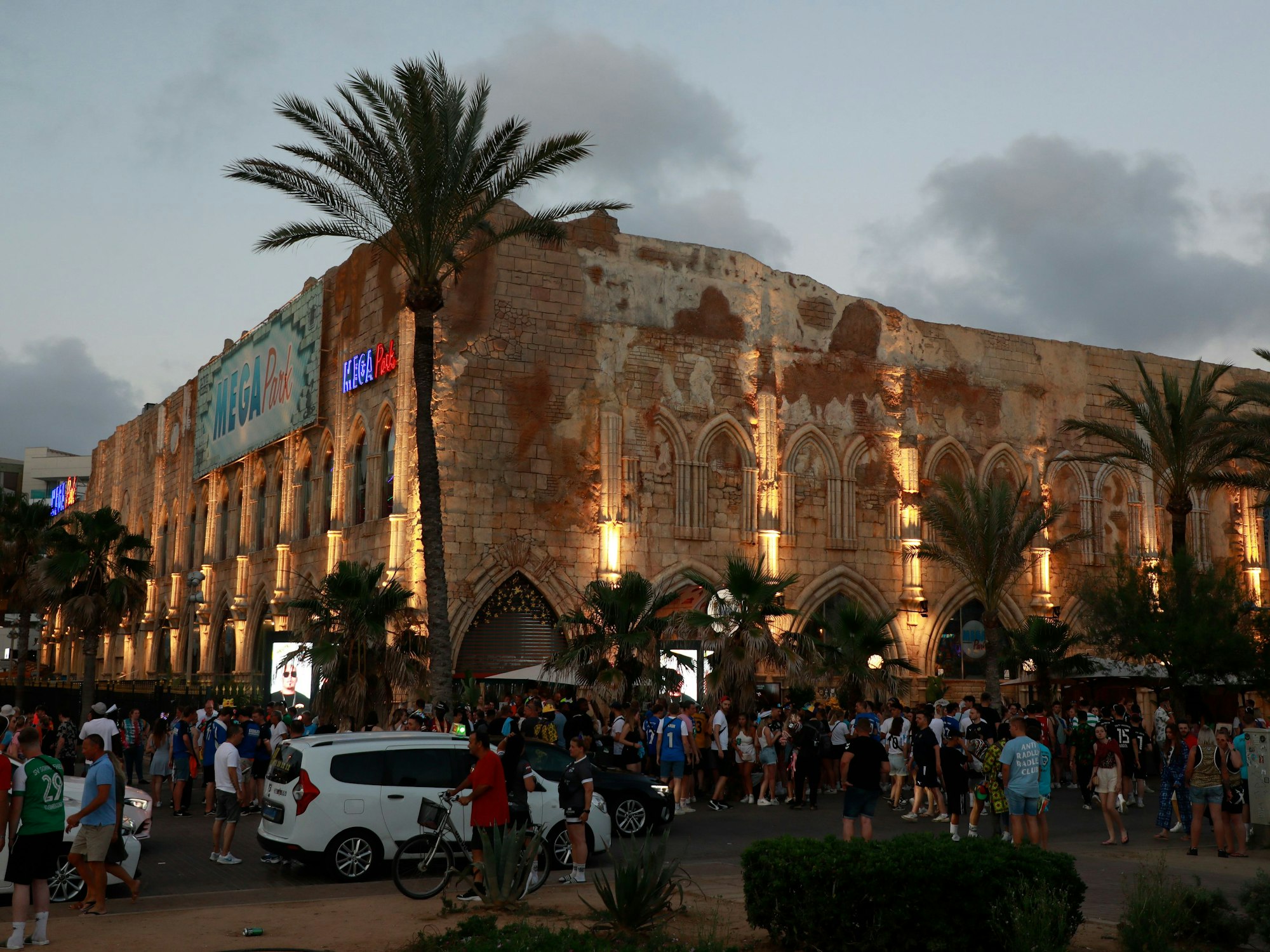 Zahlreiche Menschen stehen vor dem Megapark am Strand von El Arenal auf Mallorca.