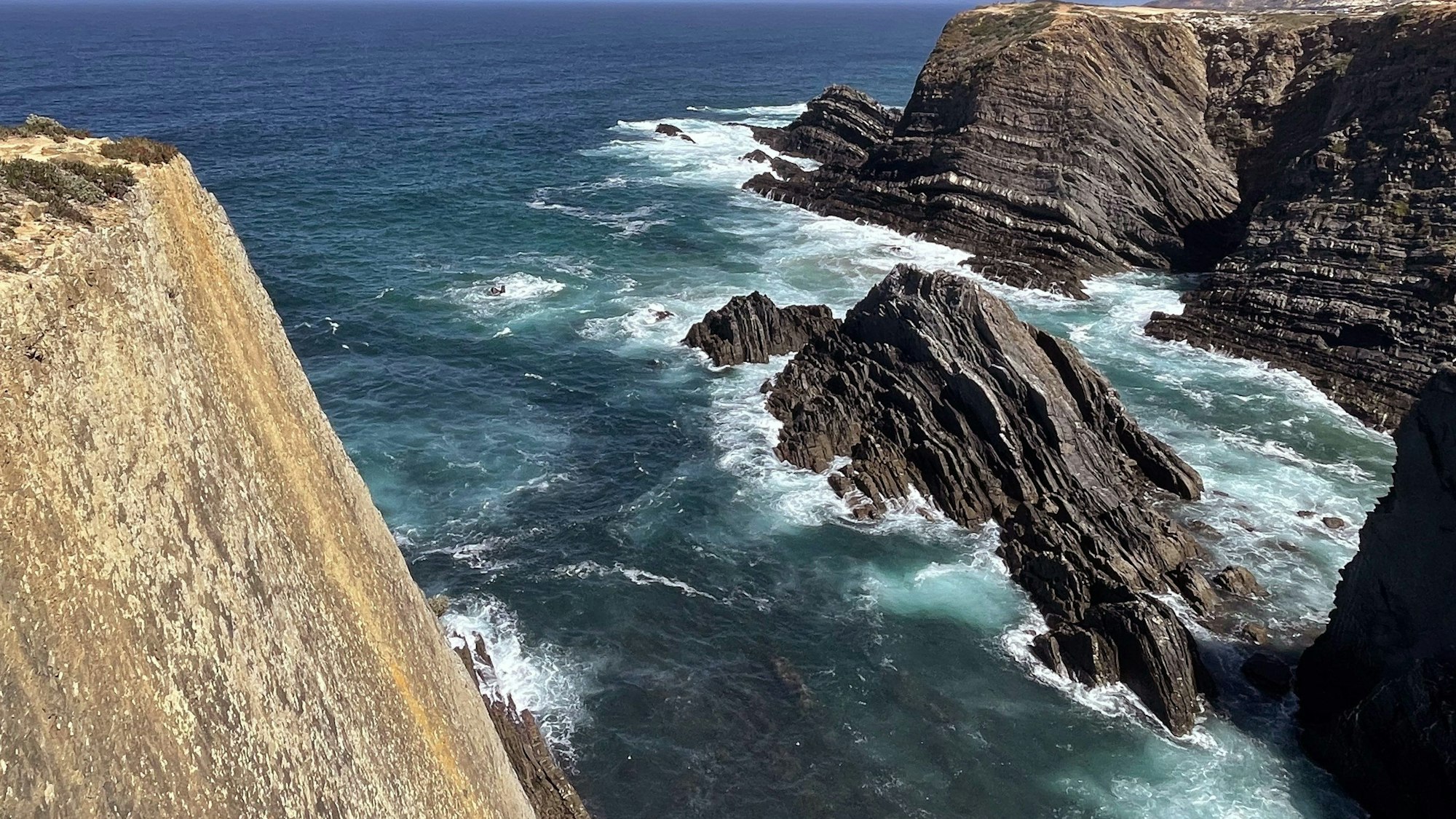 Steilklippen am Cabo Sardao. Derzeit ist der Nordatlantik so warm wie noch nie um diese Jahreszeit seit Beginn der Satellitenmessungen vor 40 Jahren