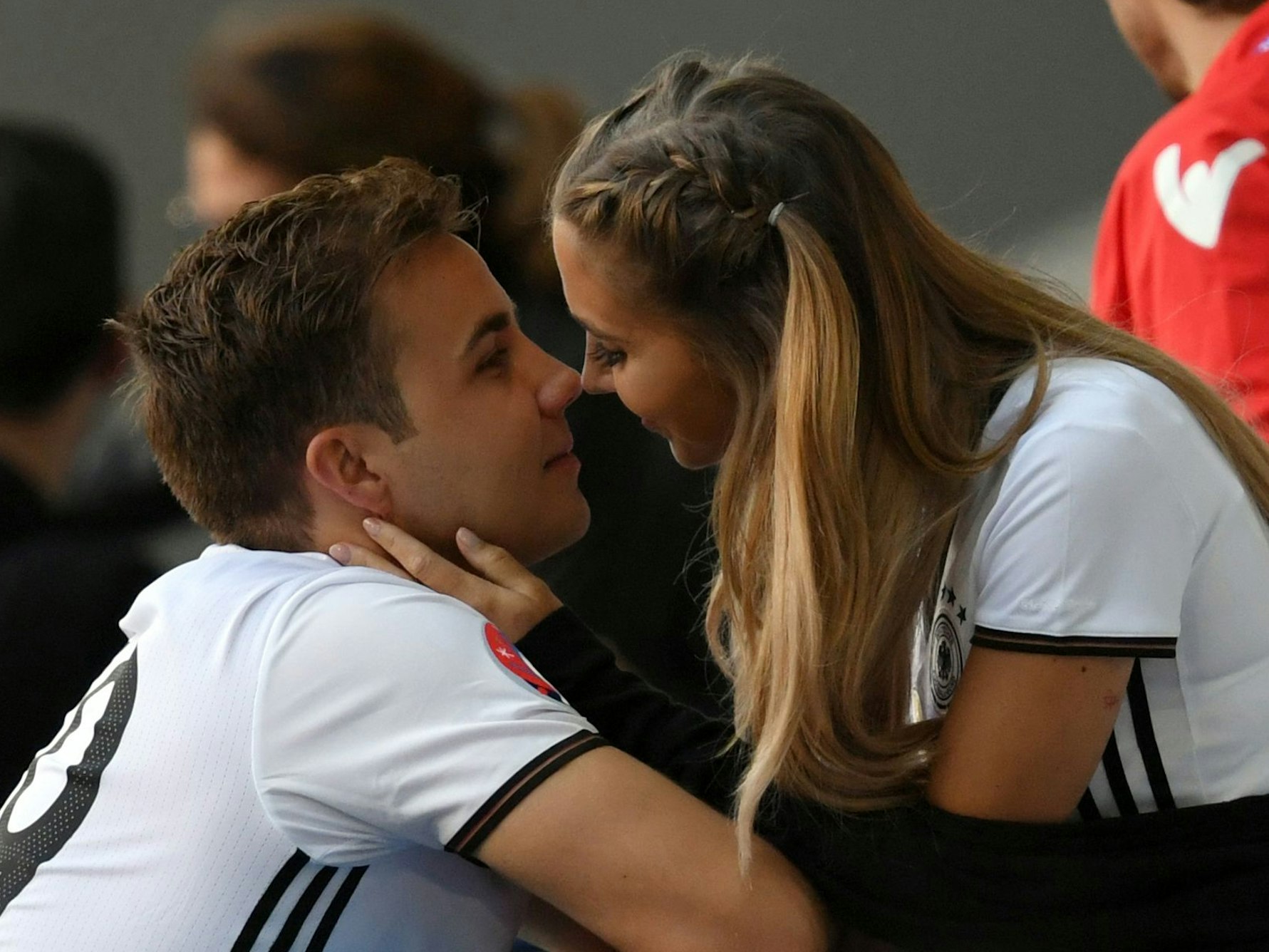 Mario Götze küsst seine Ann-Kathrin.