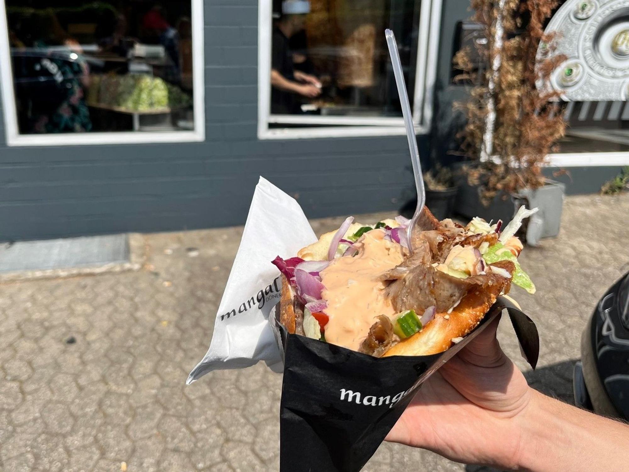 Ein Döner vor dem Laden von Lukas Podolski in Stommeln.