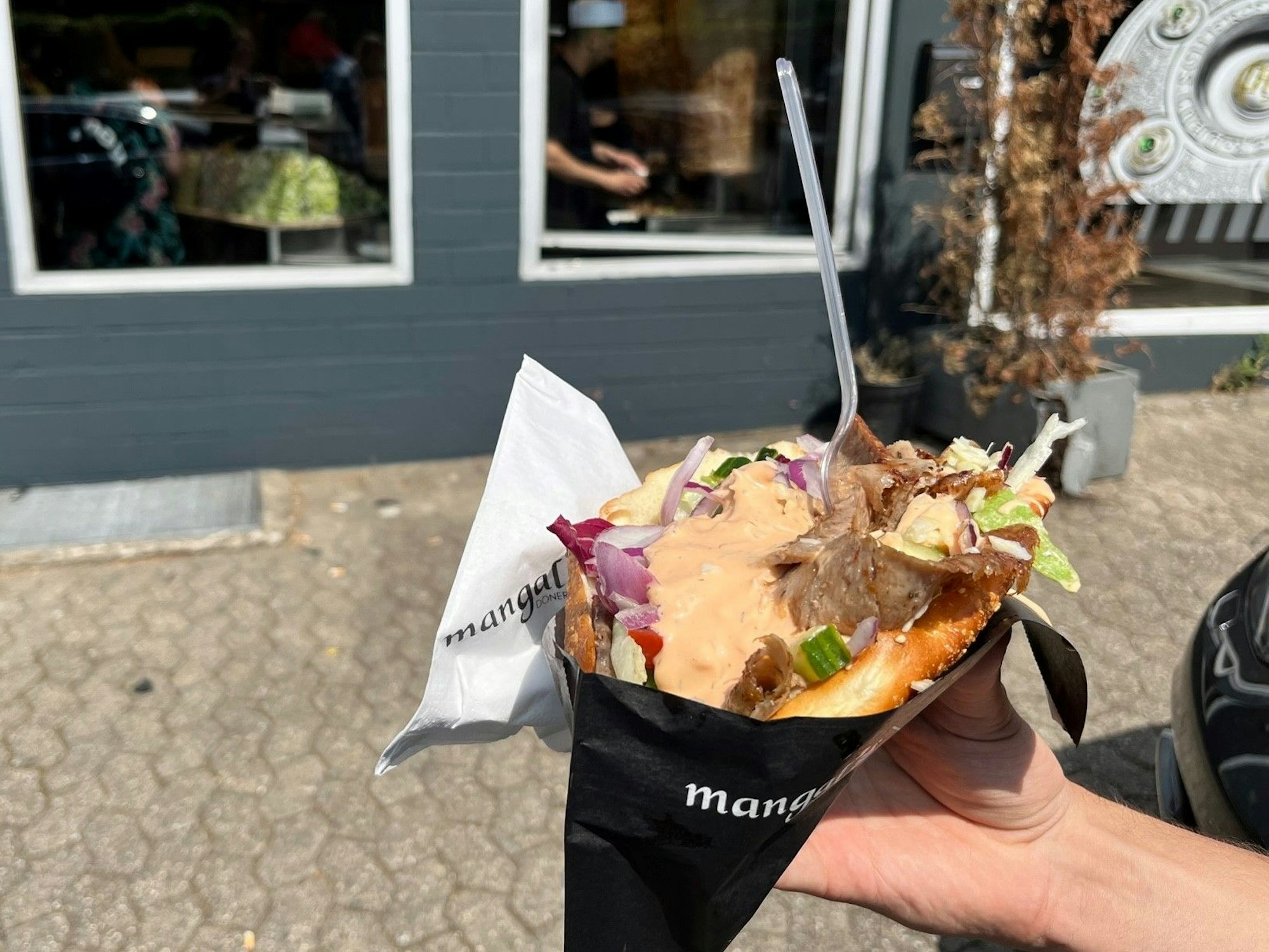 Ein Döner vor dem Laden von Lukas Podolski in Stommeln.