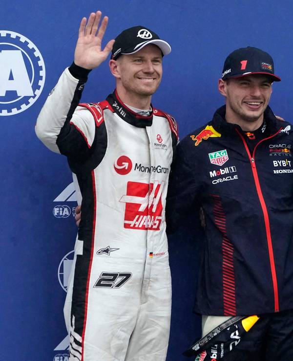 Nico Hülkenberg, Max Verstappen und Fernando Alonso posieren nach dem Qualifying in Montreal am 17. Juni 2023.