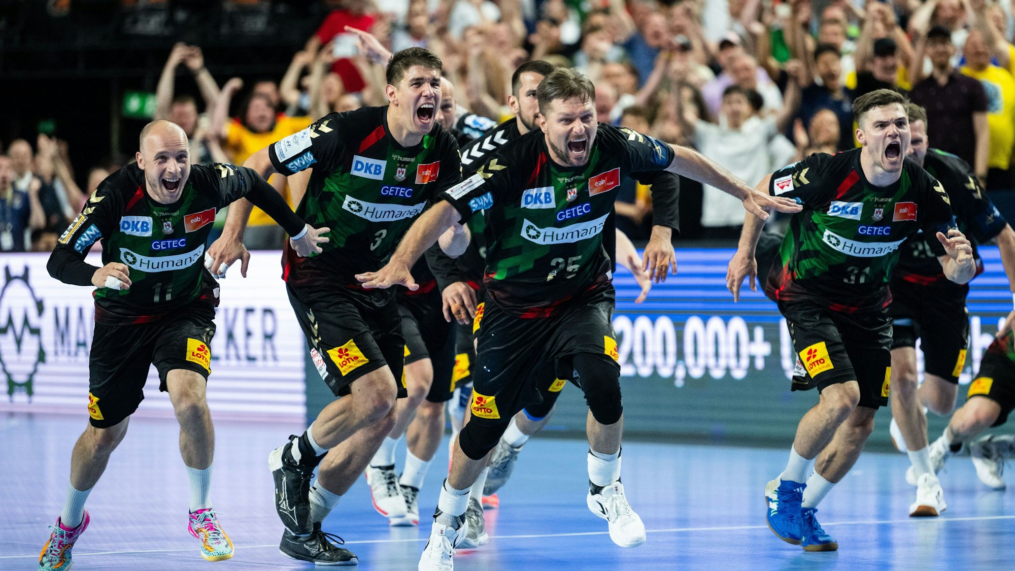 Die Spieler des SC Magdeburg jubeln nach einem packendem Champions-League-Halbfinale in der Kölner Lanxess-Arena.