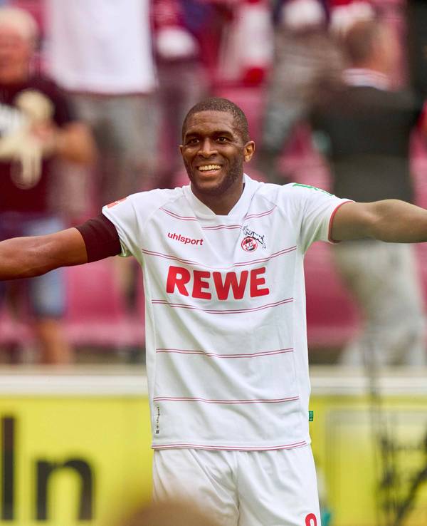 Anthony Modeste lacht bei einem Spiel des 1. FC Köln.