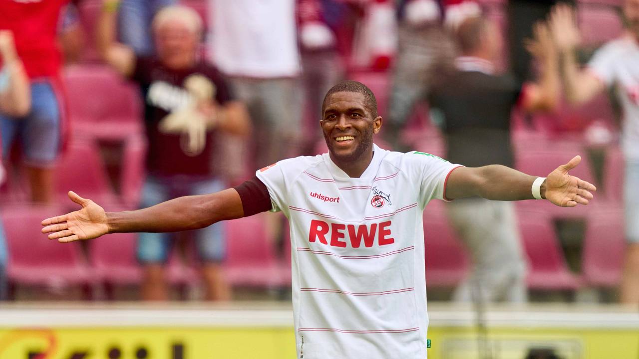 Anthony Modeste lacht bei einem Spiel des 1. FC Köln.