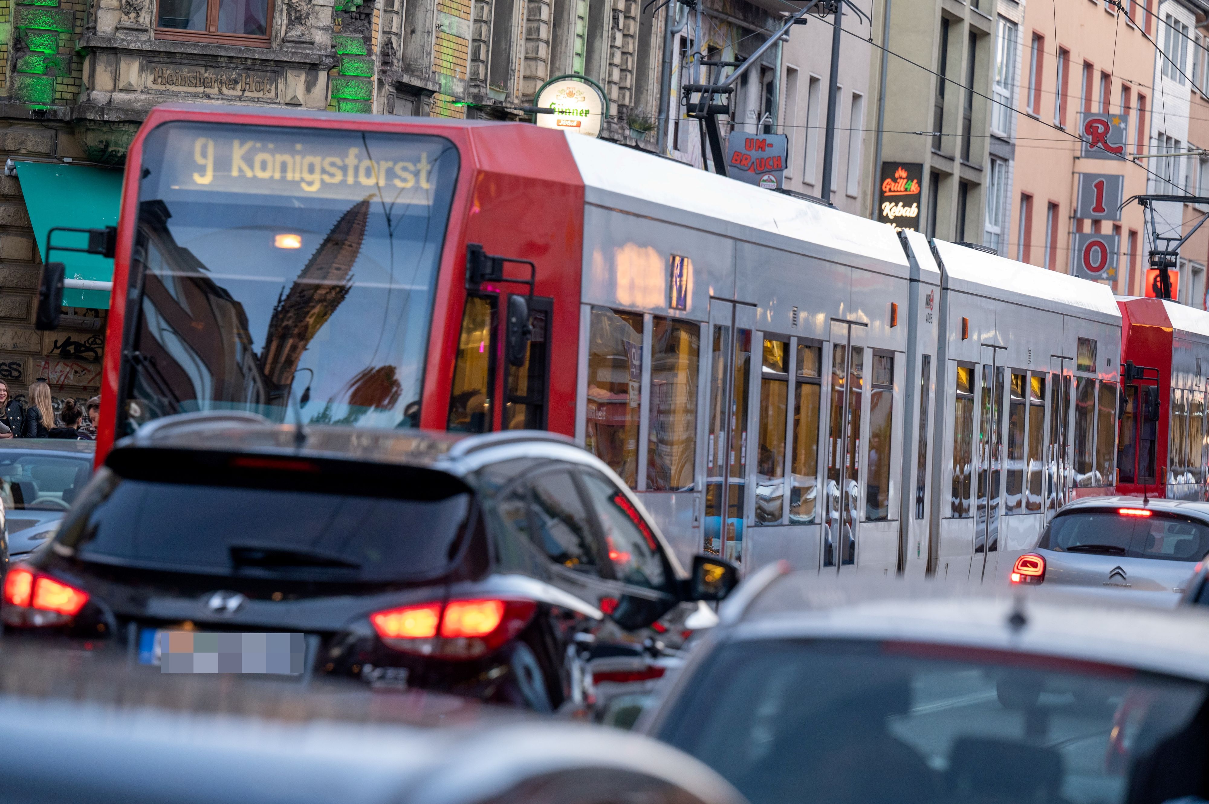 Eine Straßenbahn fährt in Köln durch die Zülpicher Straße.