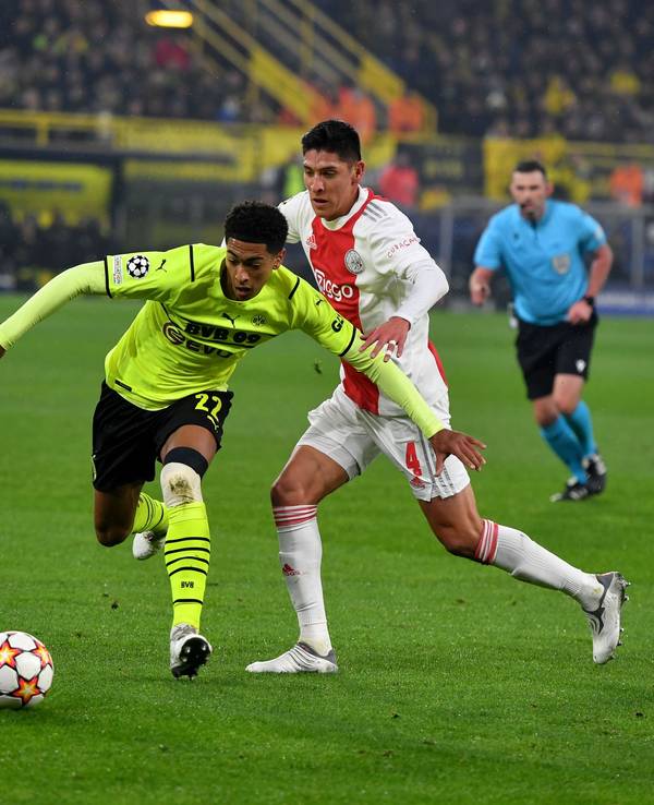 Dortmunds Jude Bellingham und Amsterdams Edson Álvarez im Kampf um den Ball.