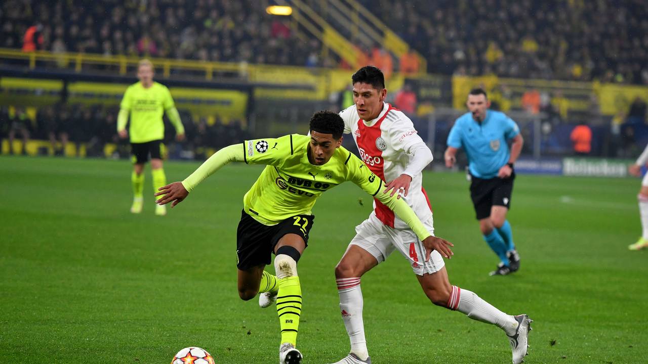Dortmunds Jude Bellingham und Amsterdams Edson Álvarez im Kampf um den Ball.